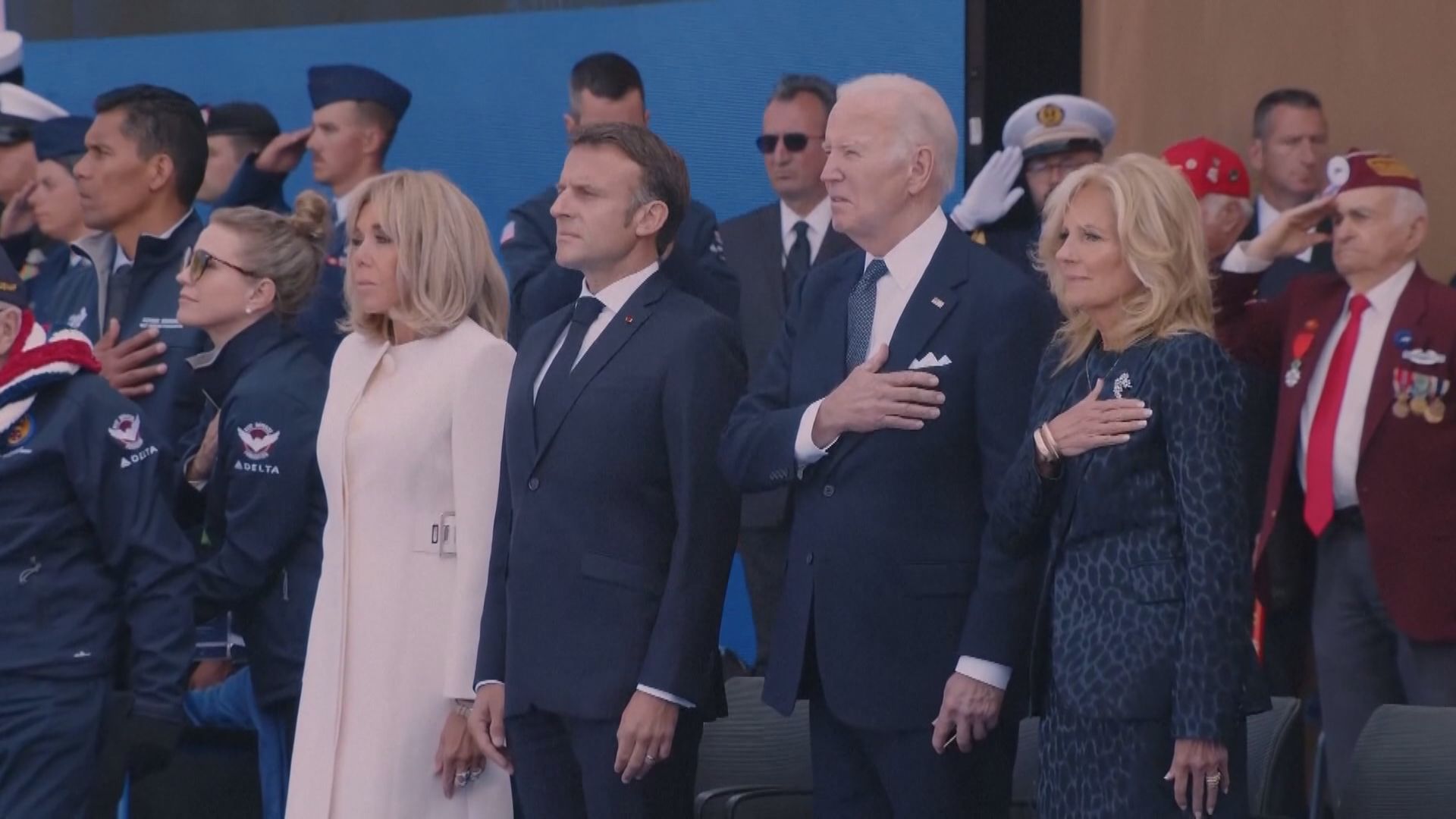 美國總統拜登法國出席二戰紀念活動一度表現迷惘 共和黨質疑「精神錯亂」