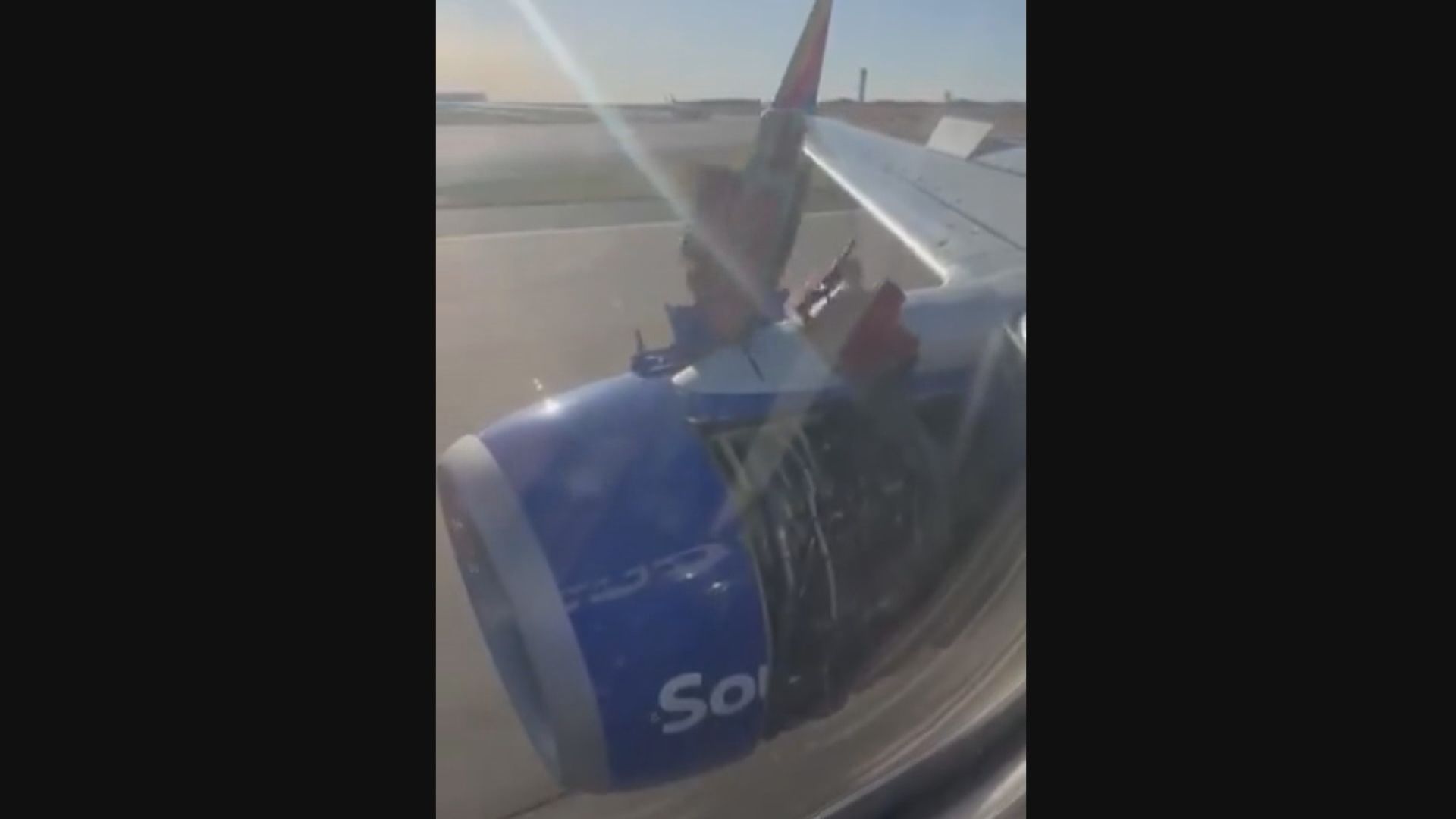 美國西南航空波音737客機發生引擎罩脫落事件