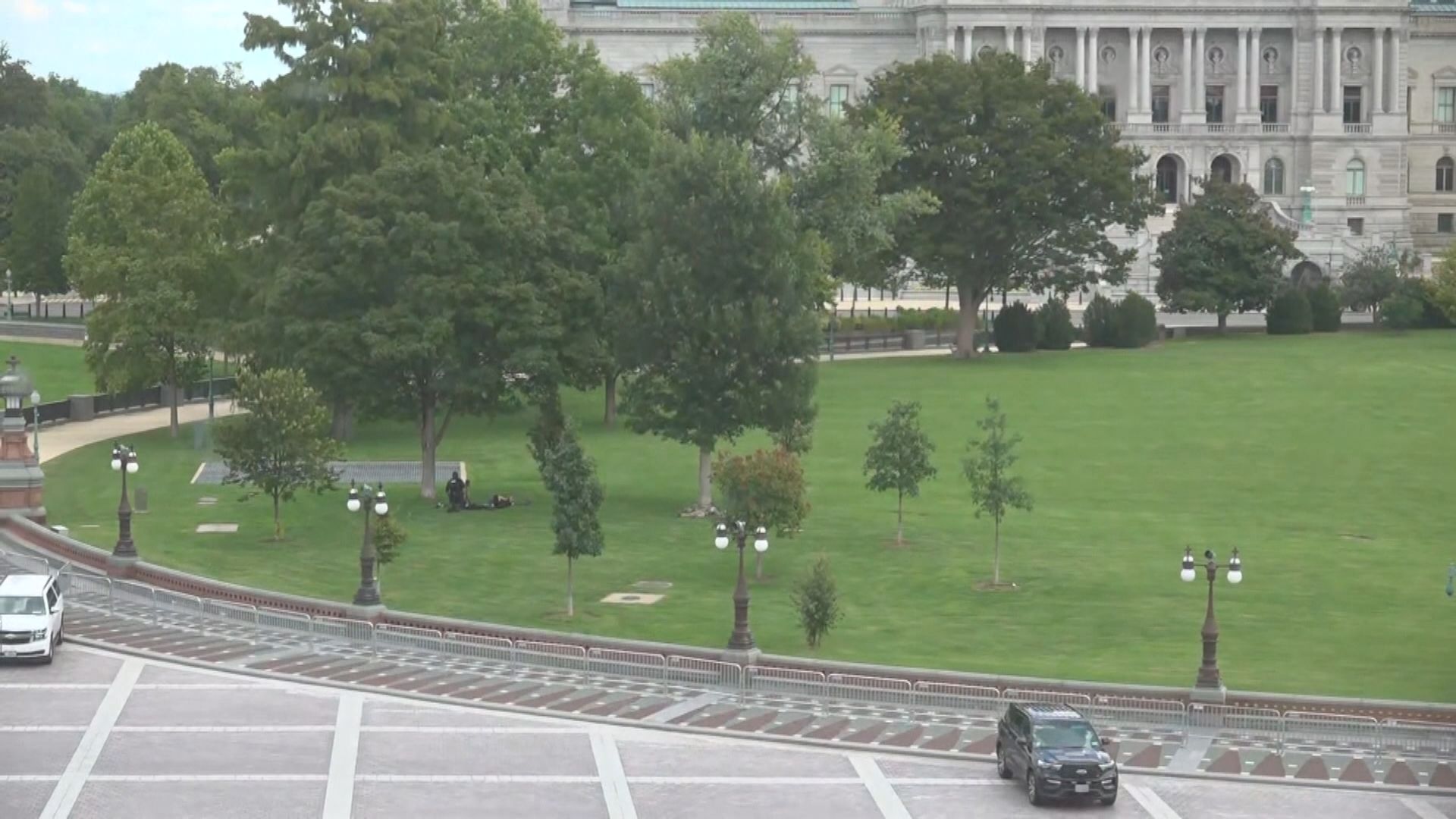 華盛頓國會山莊外男子聲稱有炸彈其後投降被捕
