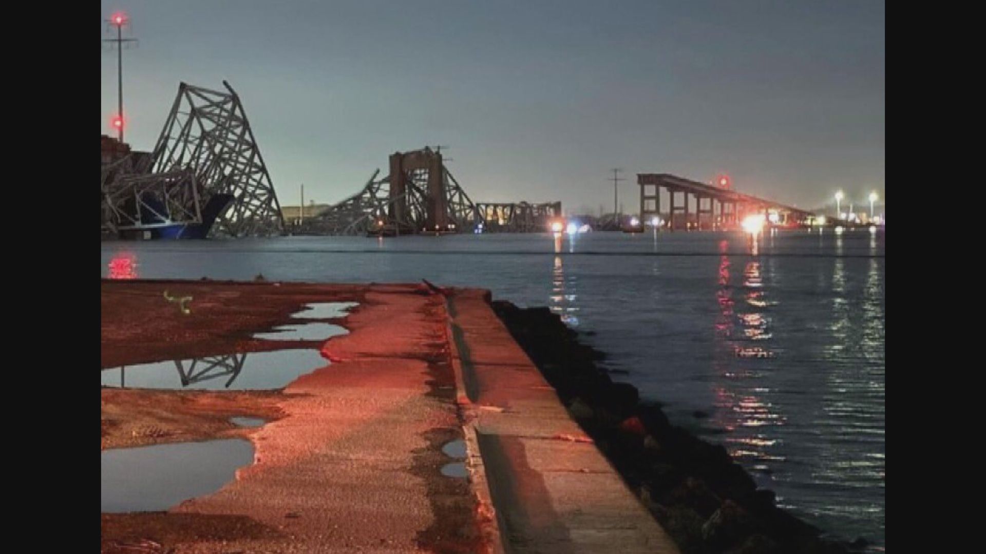 美國巴爾的摩有橋樑被貨船撞擊後倒塌 多達20人及多輛車墮海