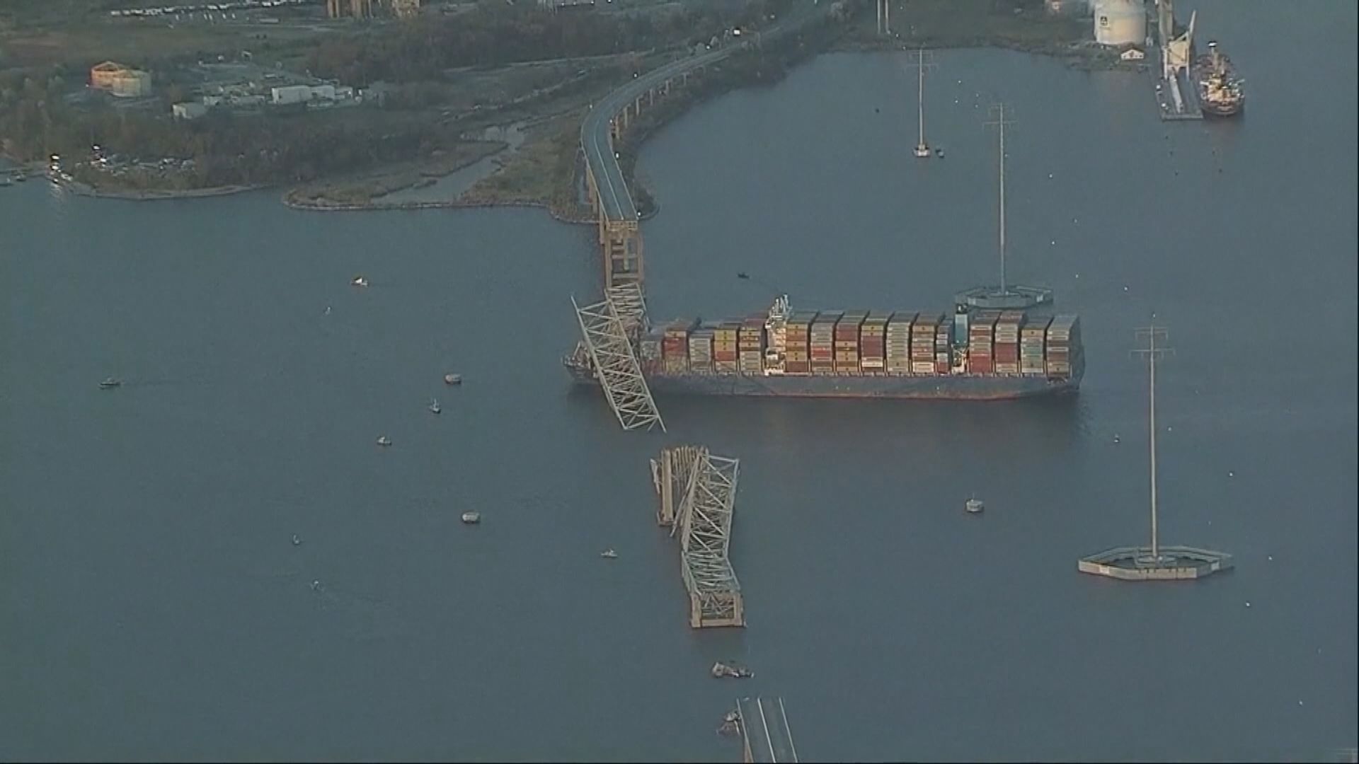 美國巴爾的摩有橋樑被貨船撞擊後倒塌 多人及多車墮海