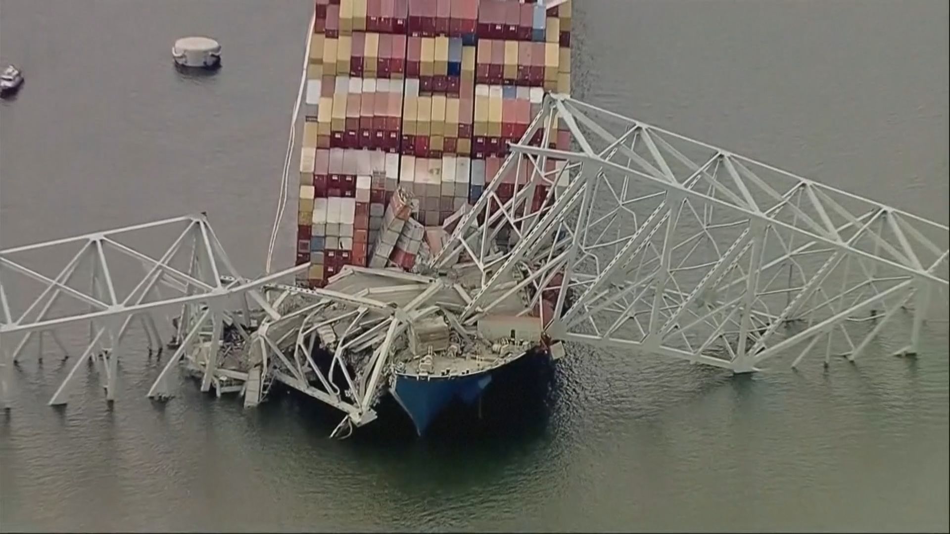 美國貨船撞塌大橋事件 船上運載部分危險品洩漏到海上