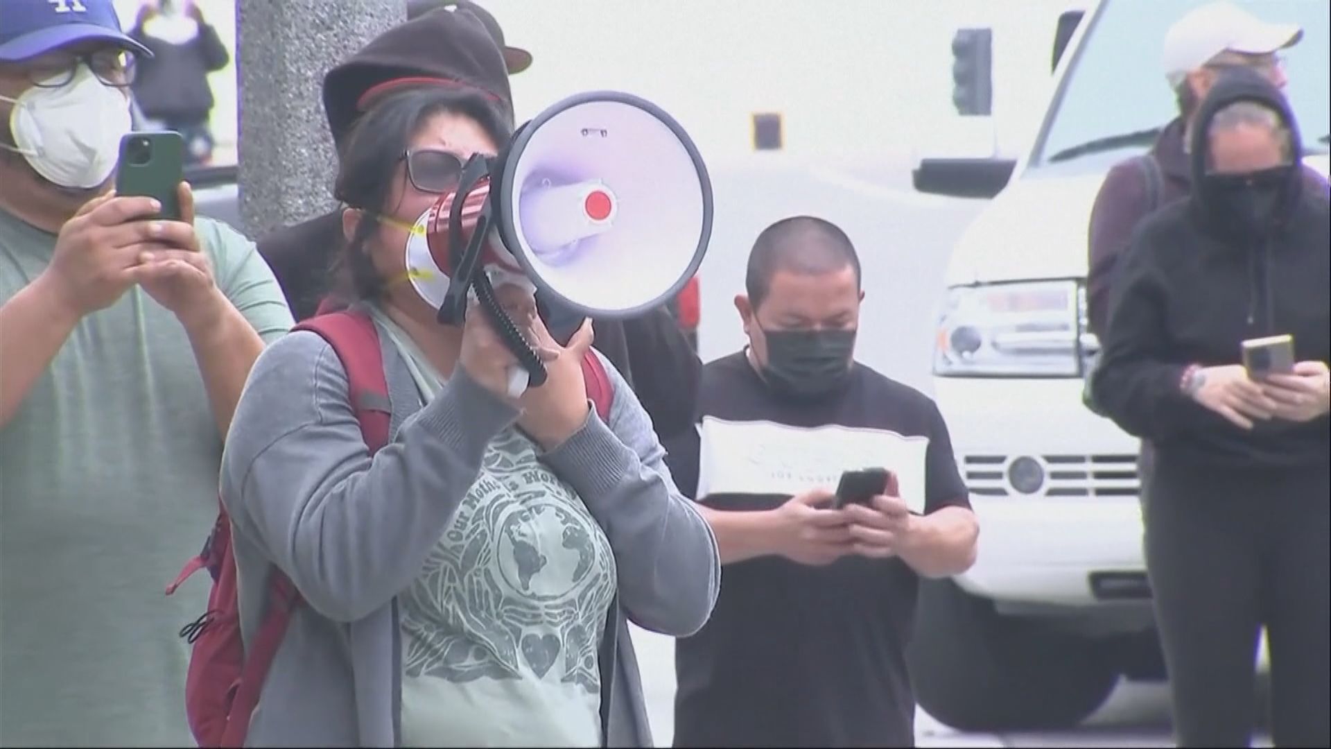 美國洛杉磯搜捕非法移民觸發警民衝突　特朗普禁止示威者戴口罩