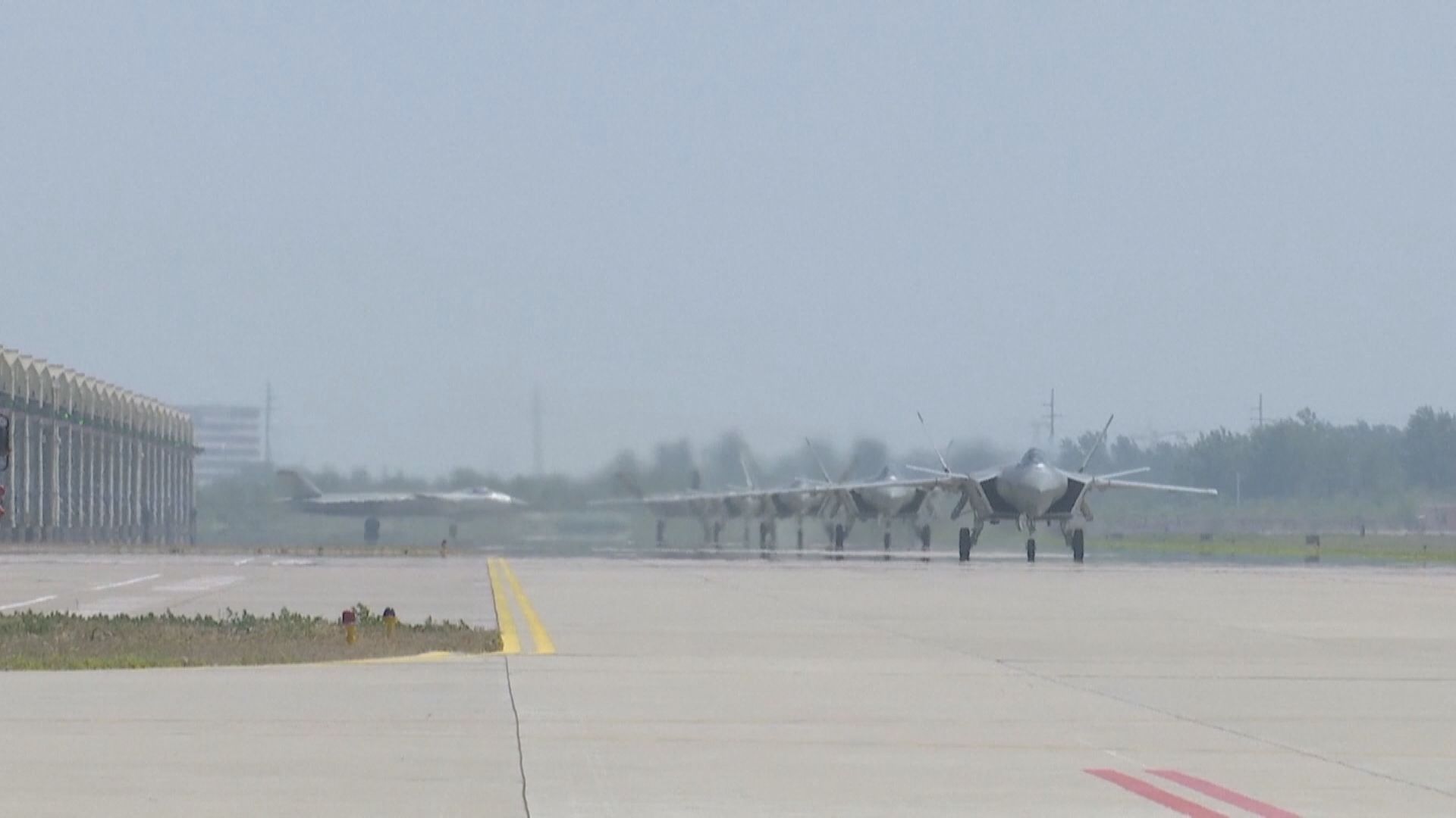 美軍巡邏機周五飛越台海　解放軍全程跟監警戒
