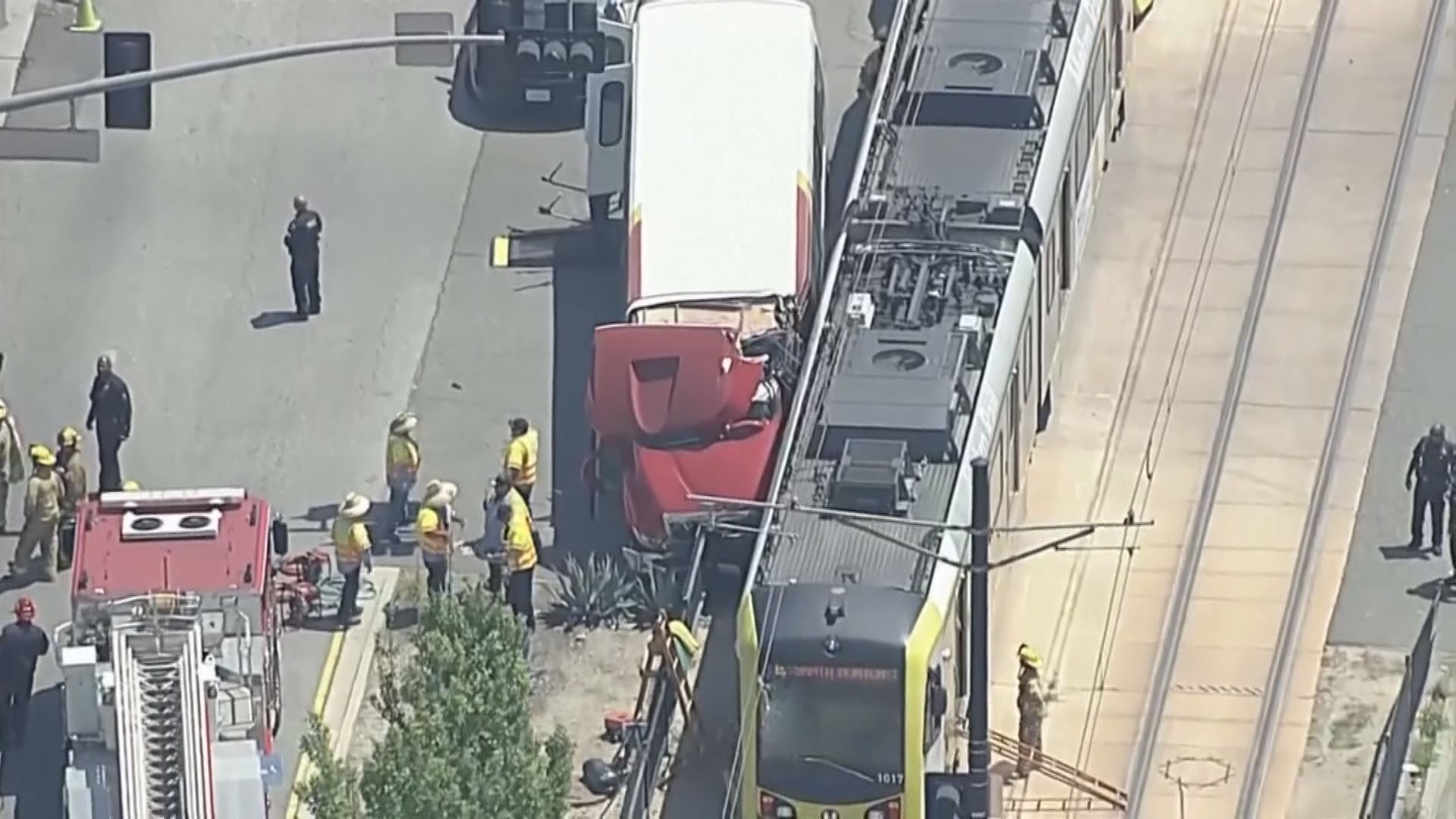 洛杉磯發生巴士撞輕軌列車意外 最少55傷
