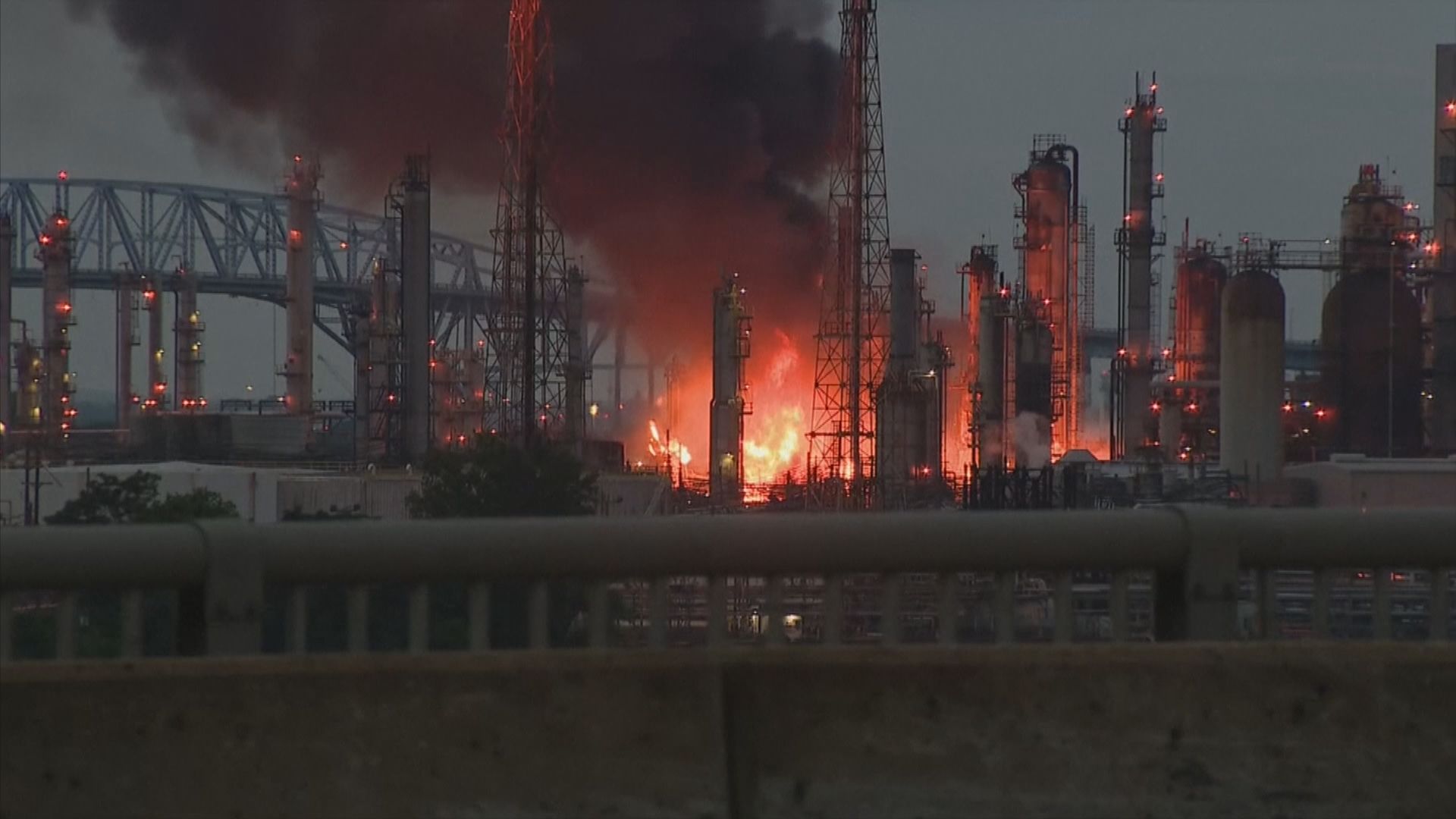 美國費城煉油廠爆炸起火有工人受傷