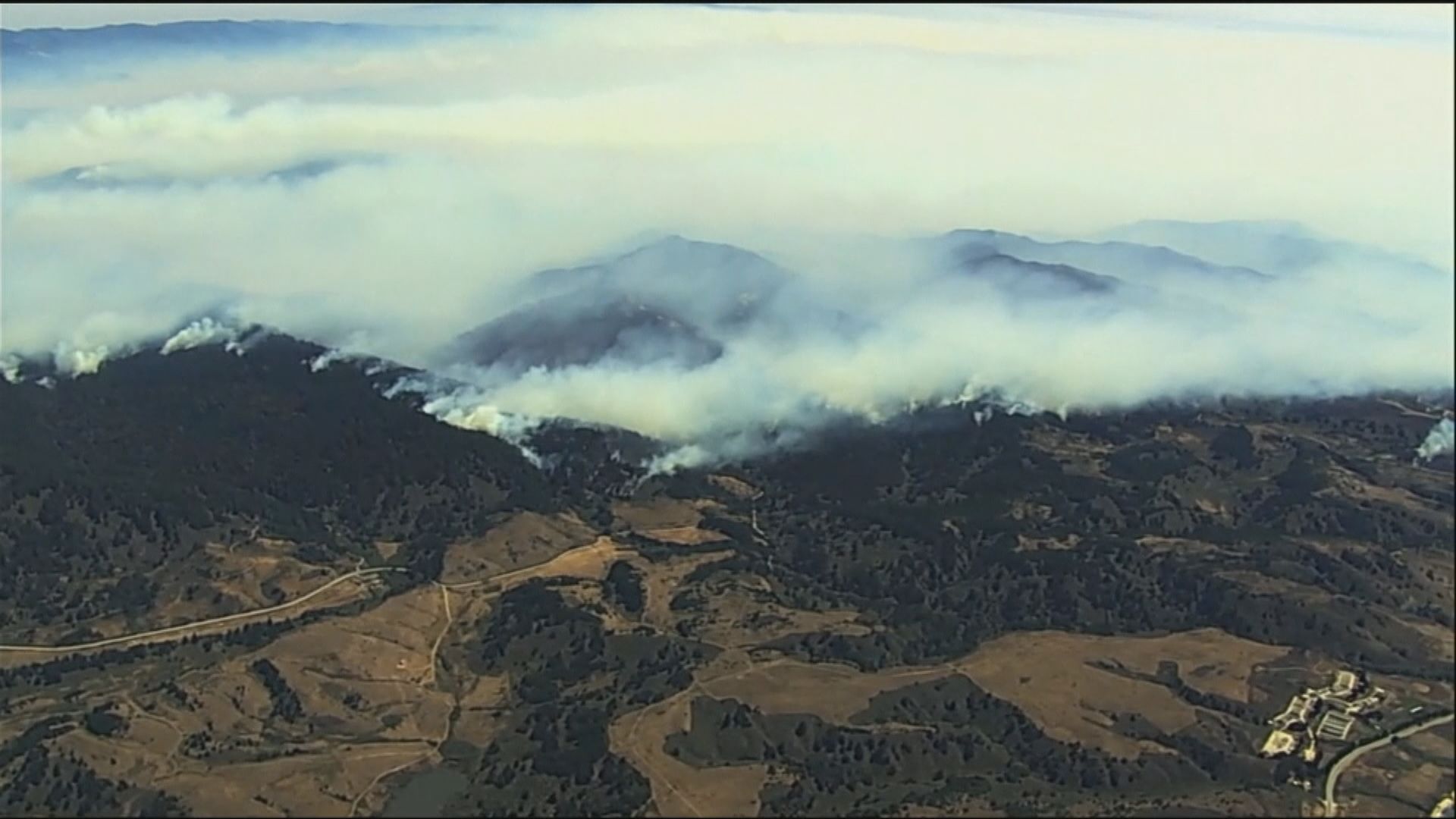加州山火持續至少6死　約14萬人要疏散
