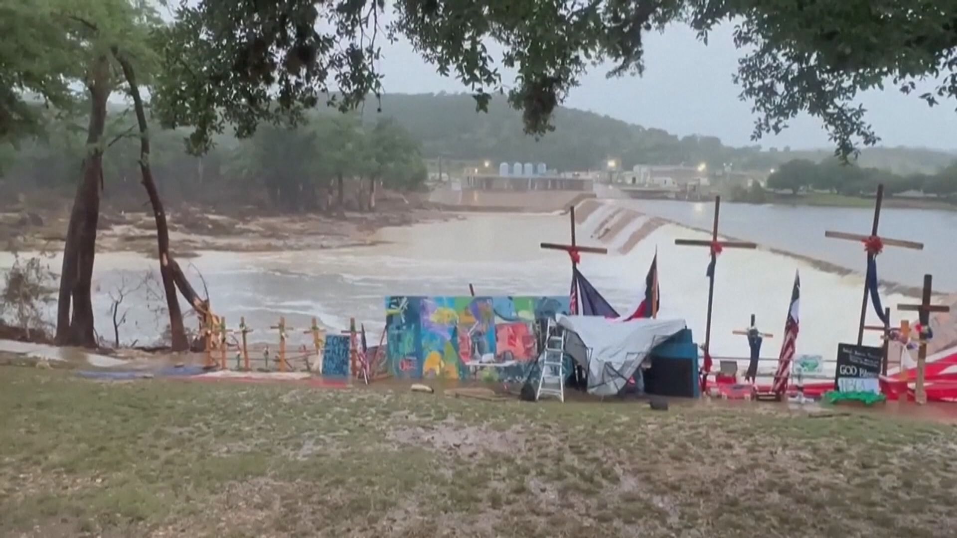 因暴雨而暫緩的得州洪災搜救工作恢復