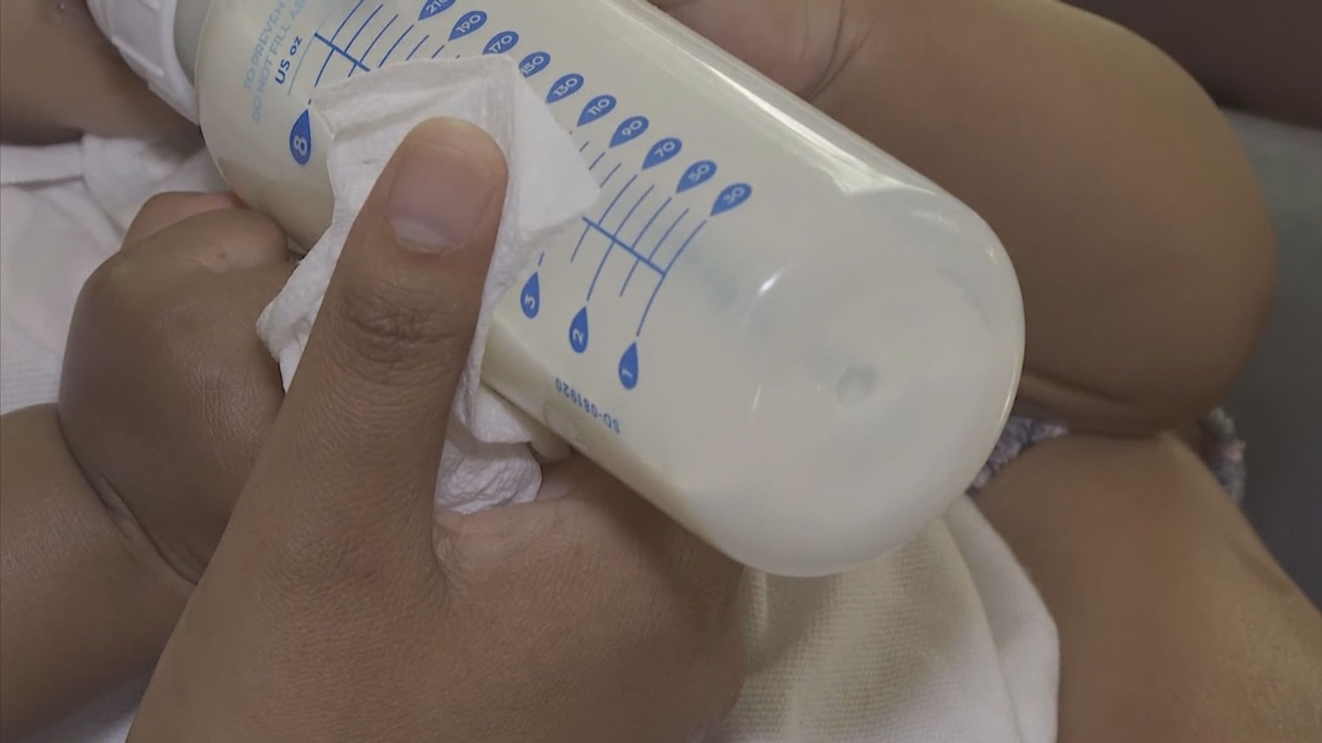 拜登引用國防生產法加快嬰兒配方奶粉供應