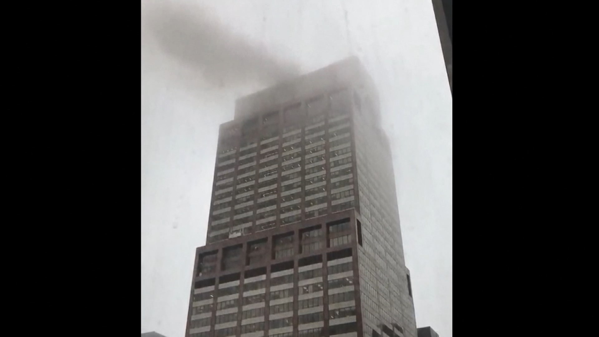 直升機降落曼哈頓摩天大樓時墜毀