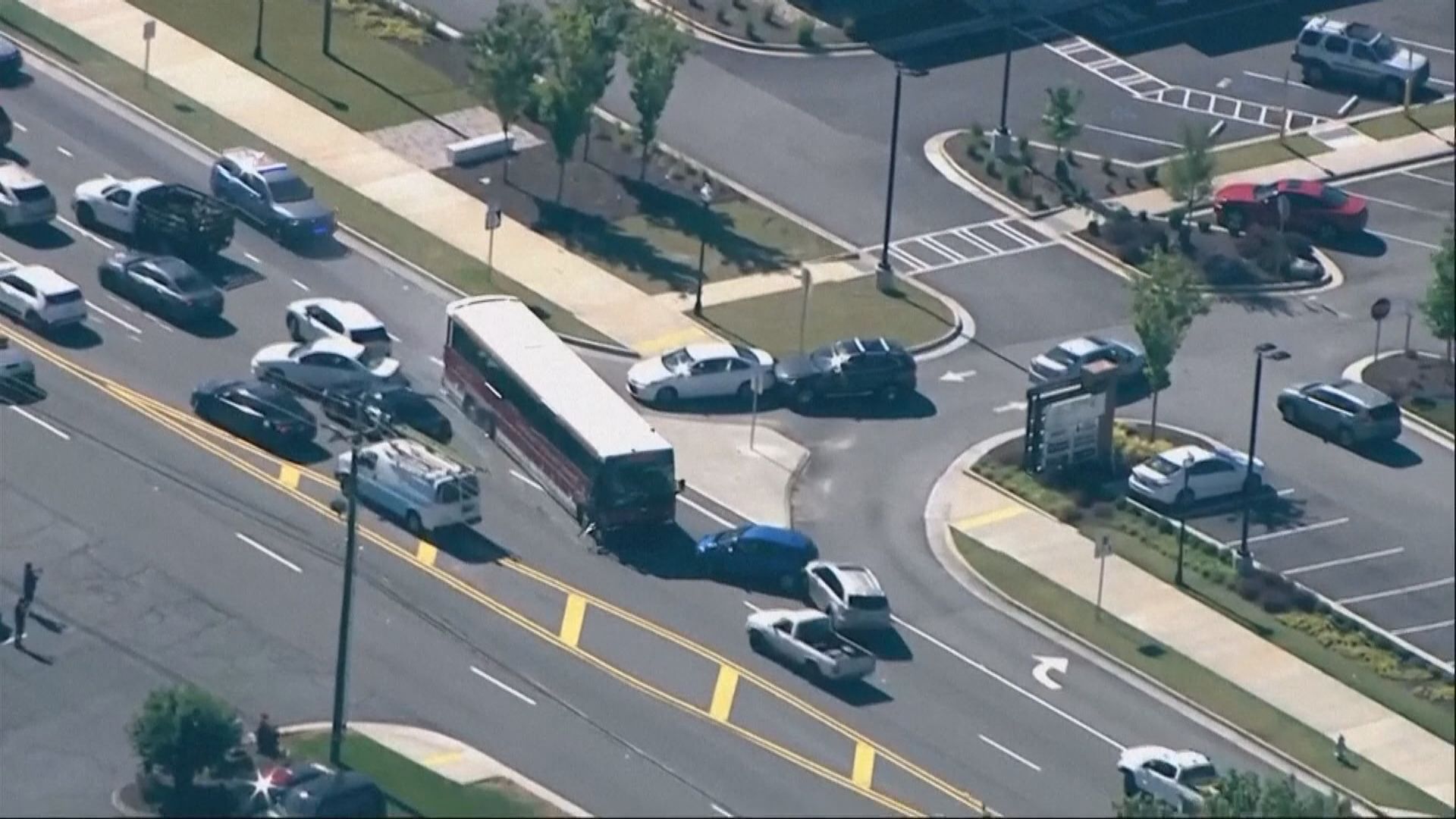 美國亞特蘭大有巴士遭劫持 與警公路追逐 乘客一死、疑犯被捕