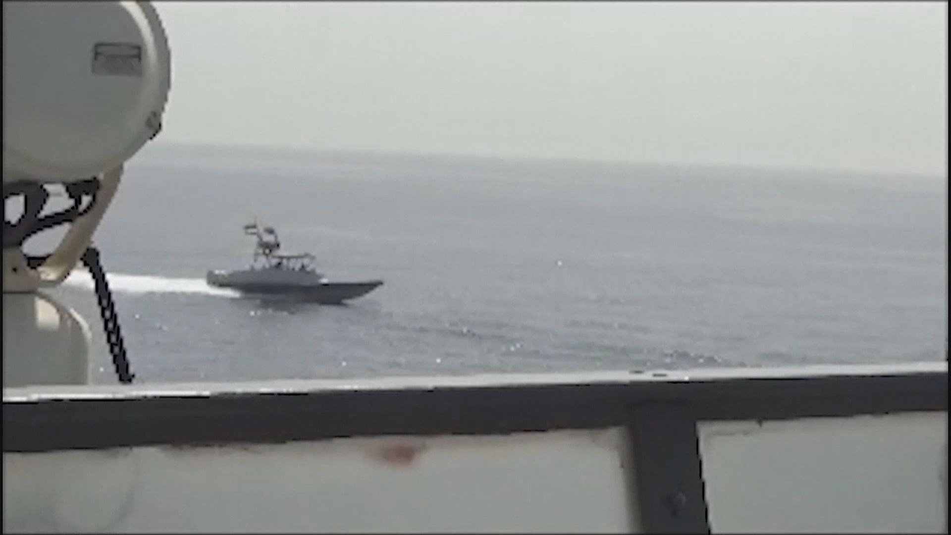 美國軍艦駛經霍爾木茲海峽時　伊朗軍方船隻高速駛近