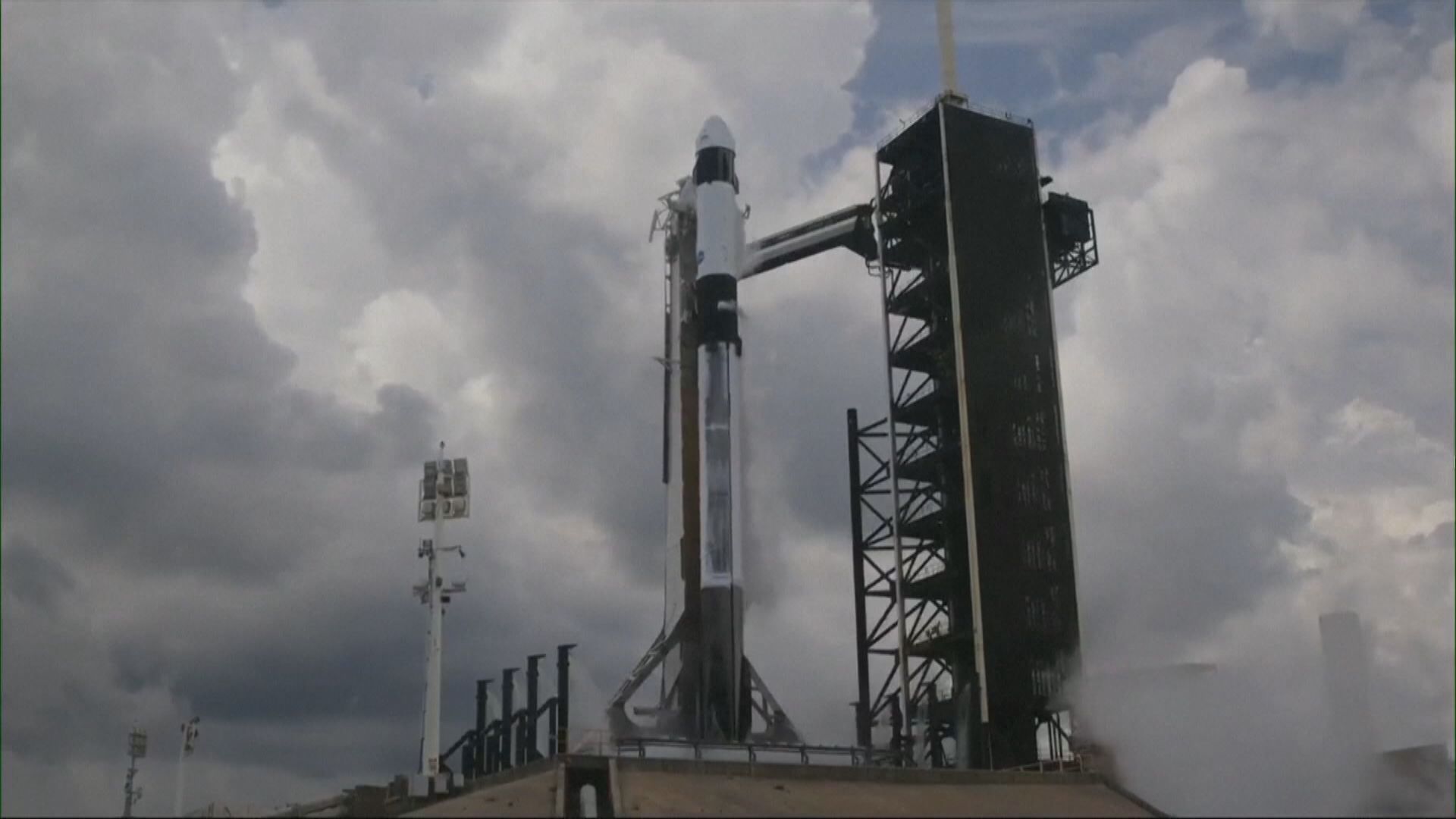 SpaceX龍飛船發射升空前往國際太空站