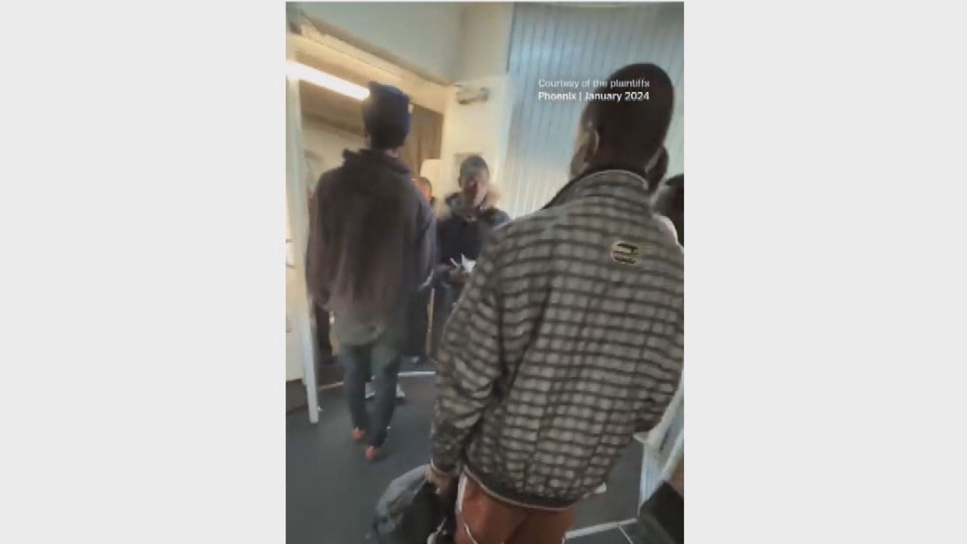 八名非裔男子被指有體味遭趕下機 其中三人入稟控告美國航空公然種族歧視