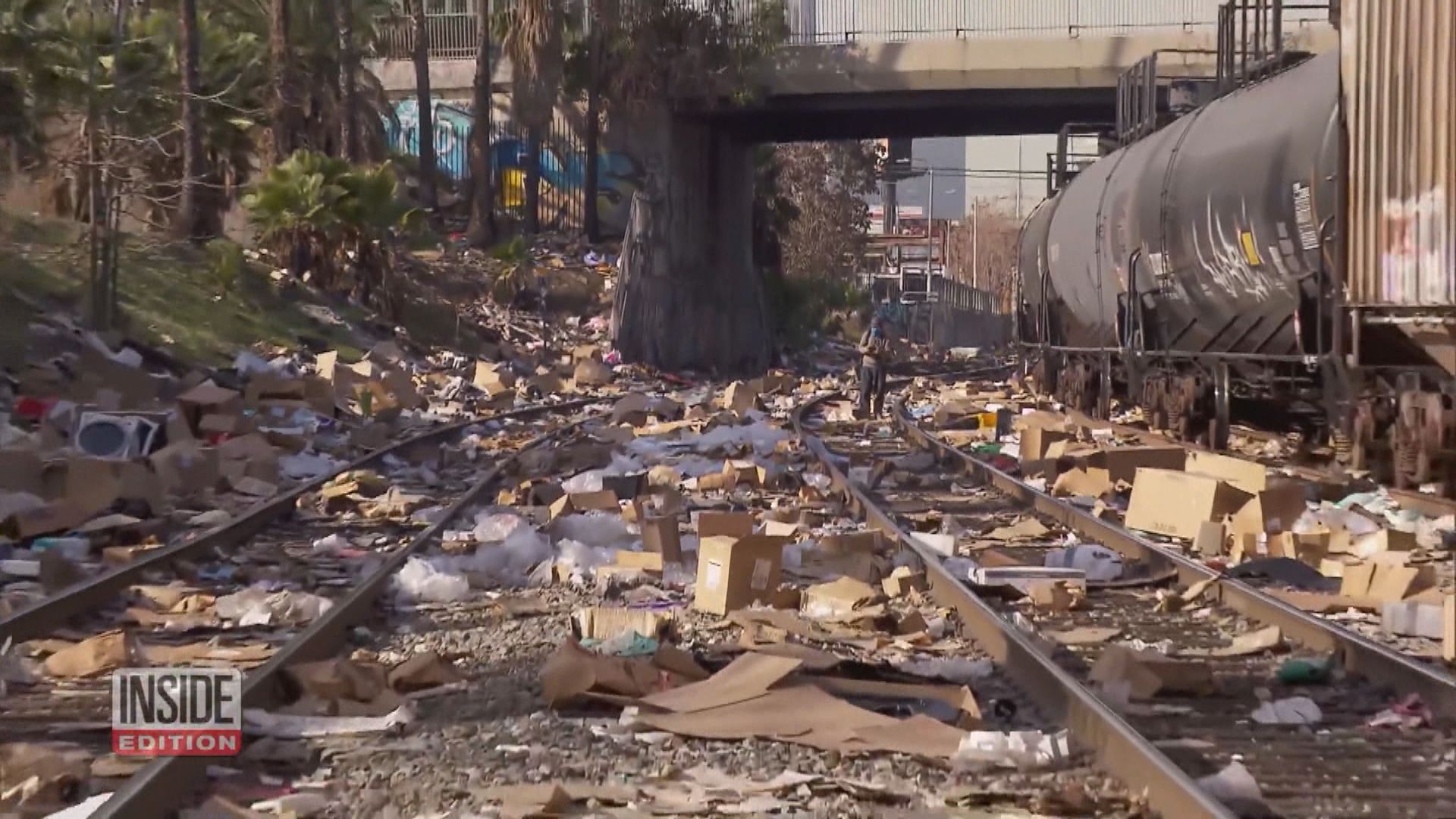 搶掠洛杉磯貨運列車事件飆升　包裹遭撕爛散落路軌