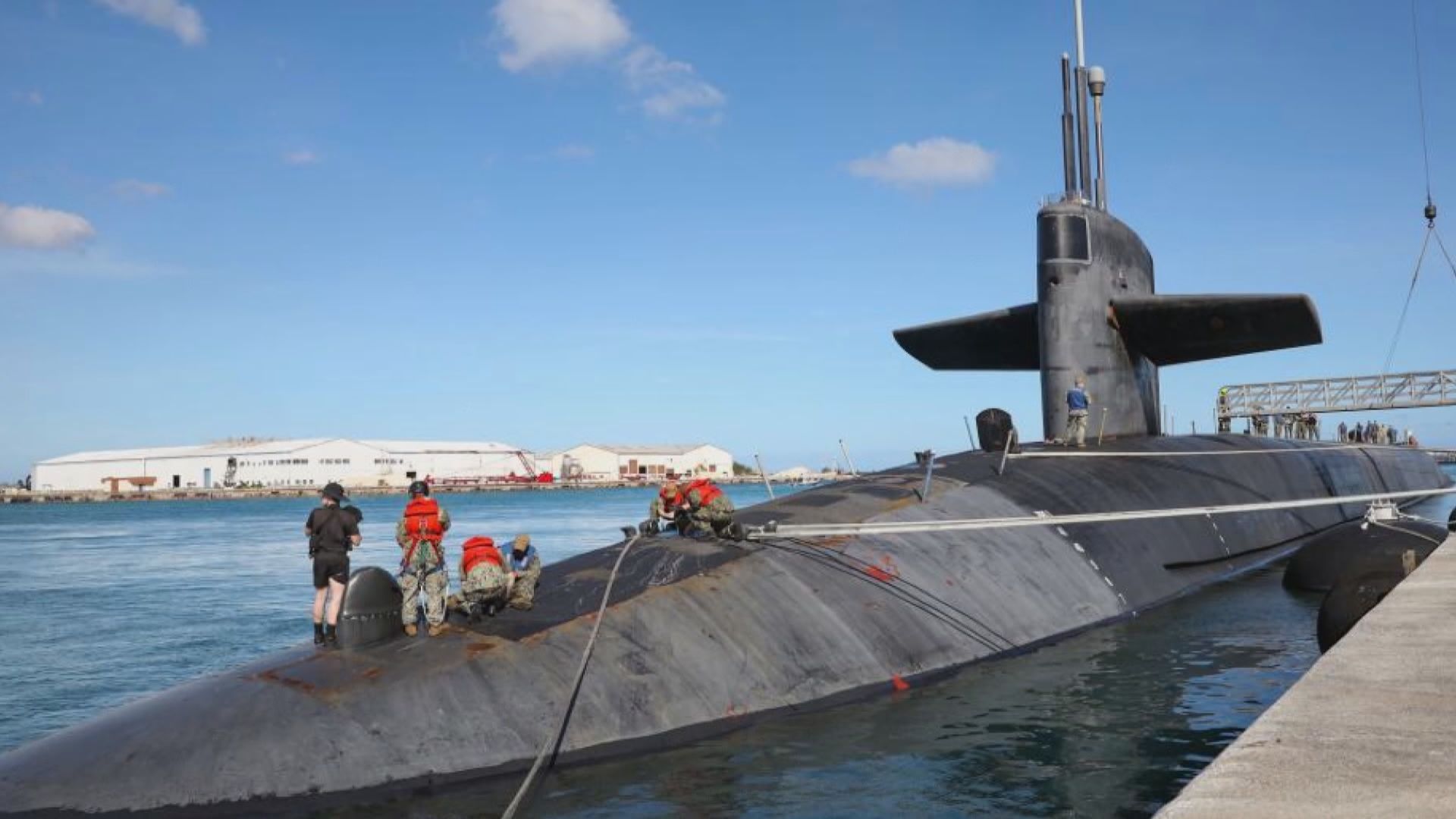 美國核潛艇內華達號停靠關島