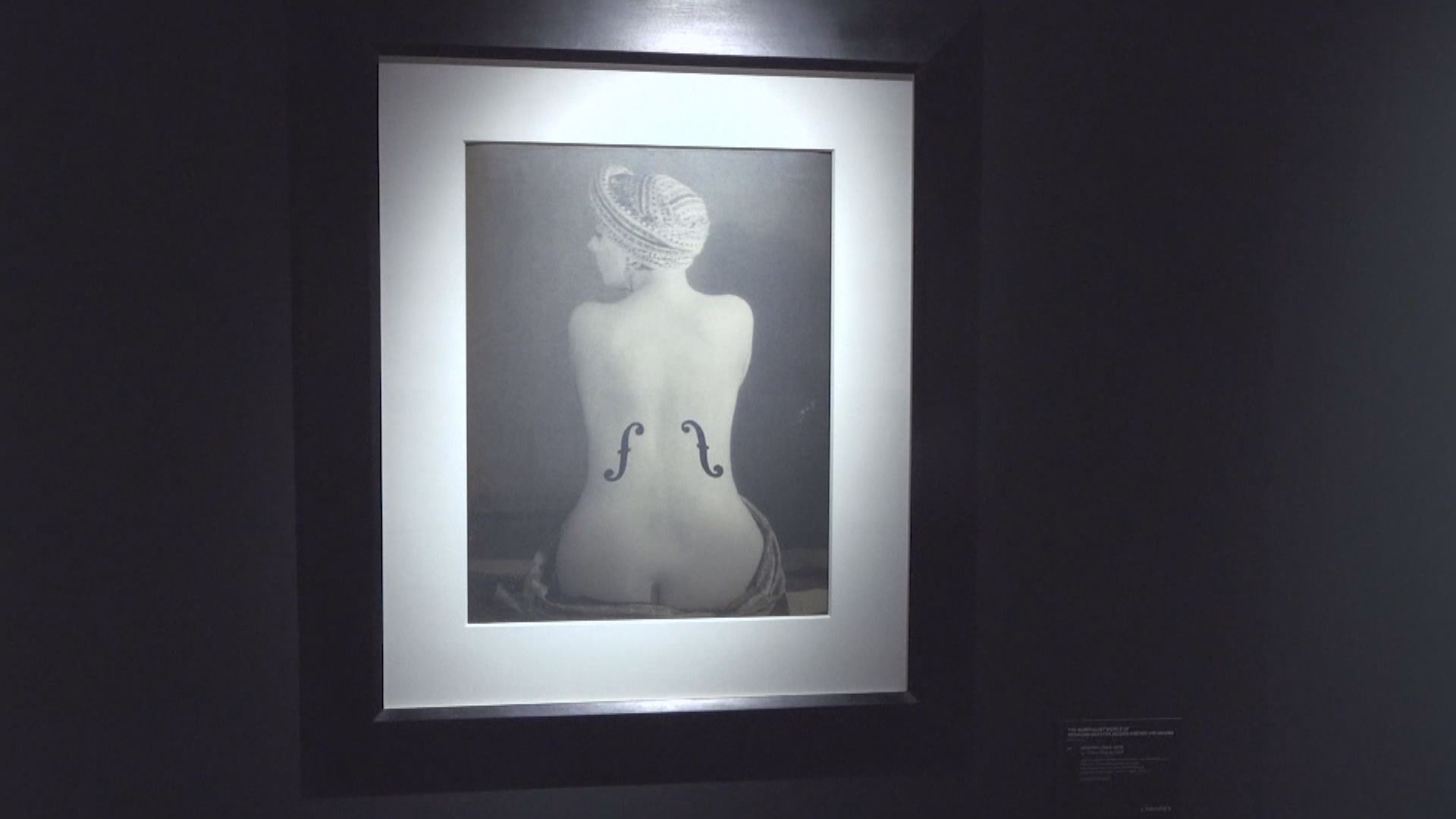 黑白照片《安格爾的小提琴》　以1240萬美元成交創紀錄