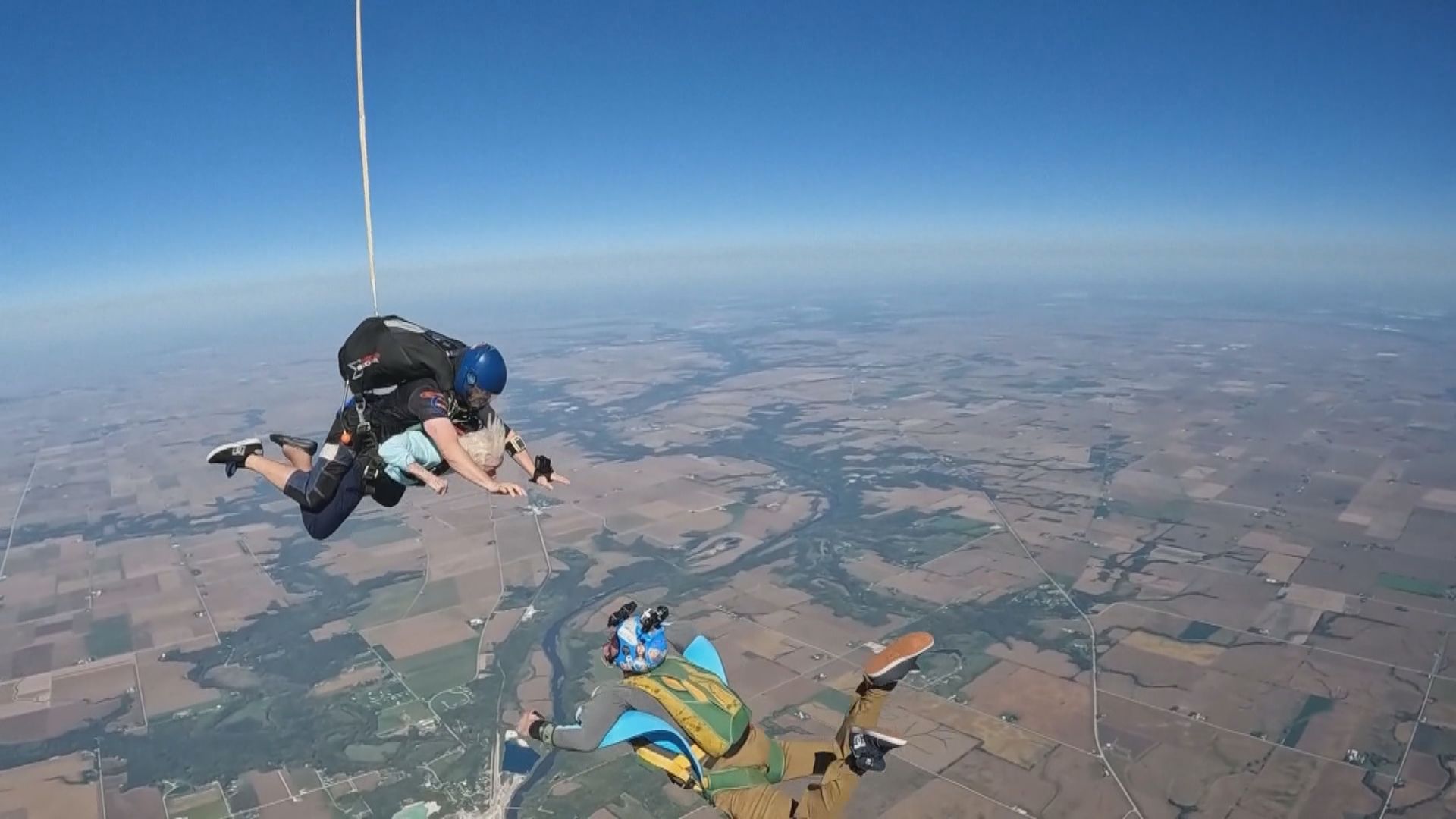 美國104歲婆婆成功挑戰4100米高空跳傘