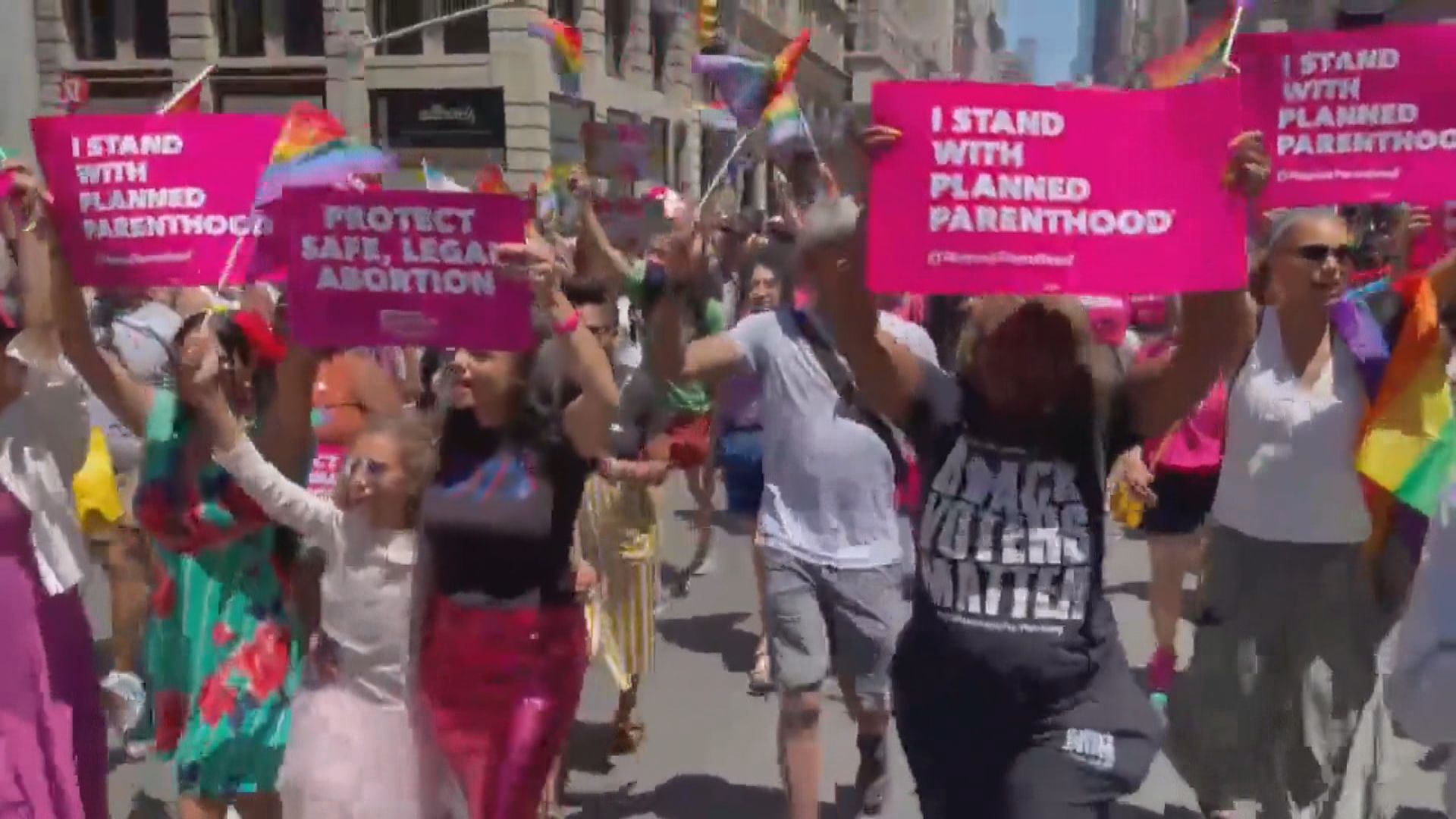 美國多地舉行同志遊行　聲援保障生育自由權利