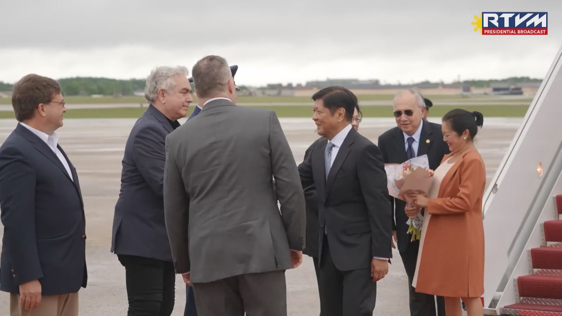 菲律賓總統小馬可斯抵達美國展開訪問