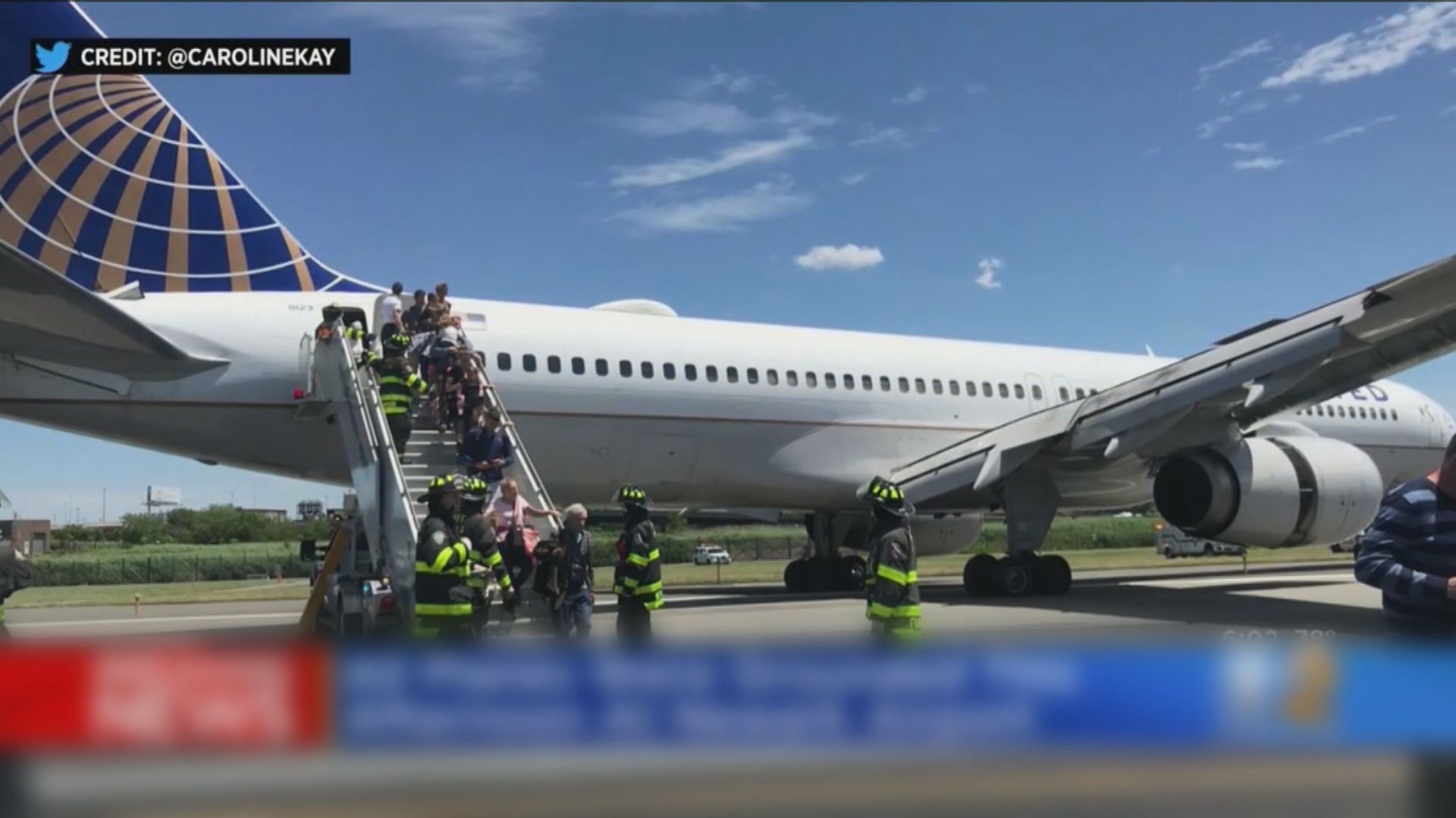 聯合航空客機爆胎致滑出跑道多人受輕傷