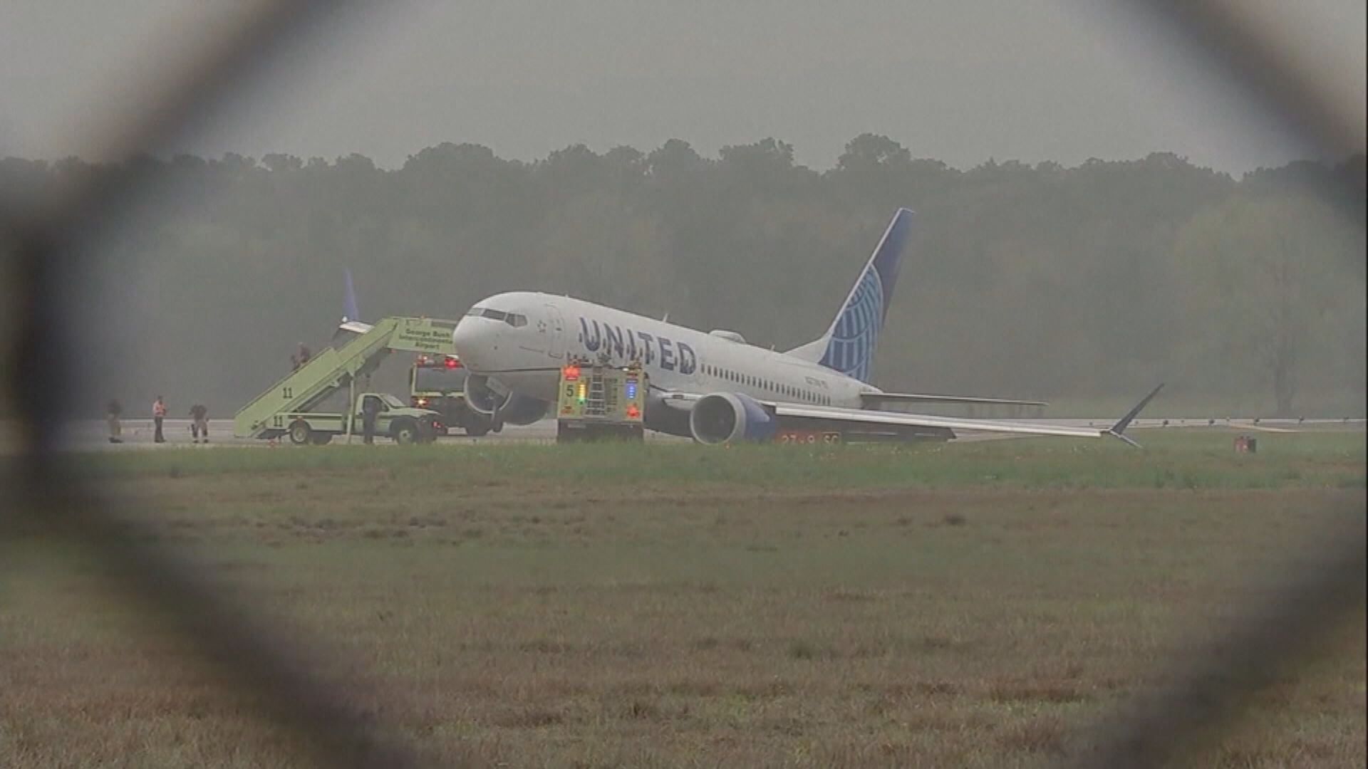 聯合航空波音737 MAX 8客機於休斯敦機場衝出跑道