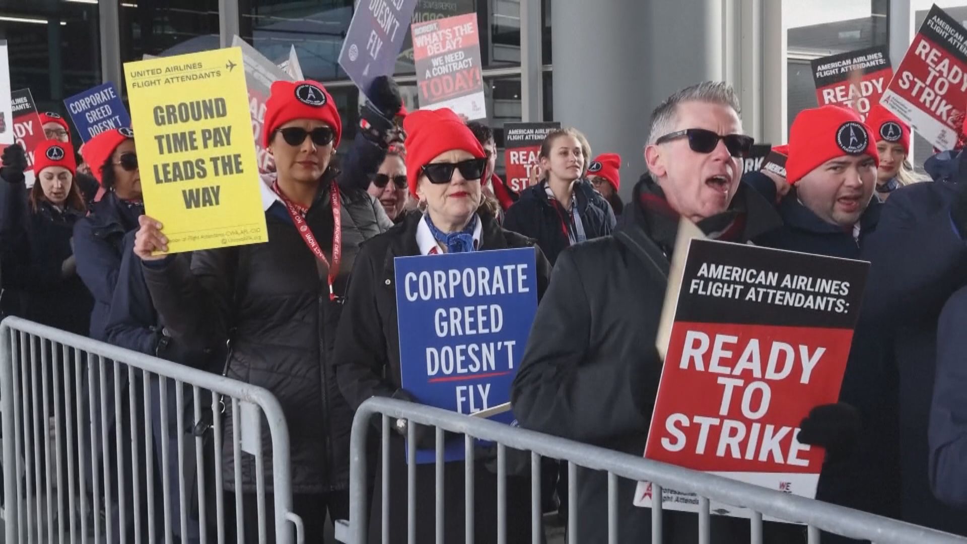 美國多家主要航空公司空中服務員示威爭取加薪