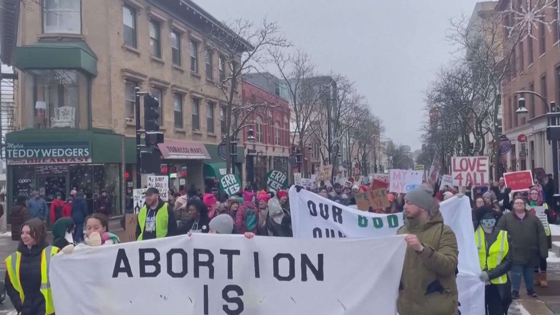 羅訴韋德案五十周年   逾二百場示威支持婦女墮胎權