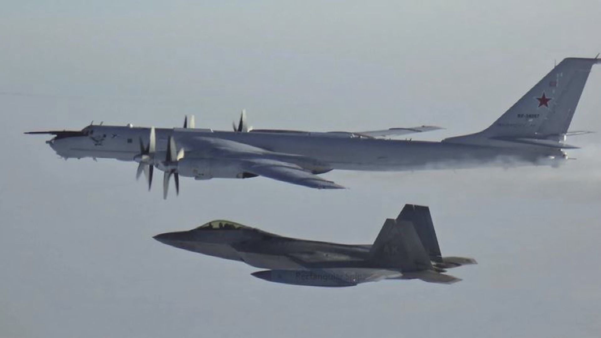 美軍F-22戰機攔截四架俄軍偵察機
