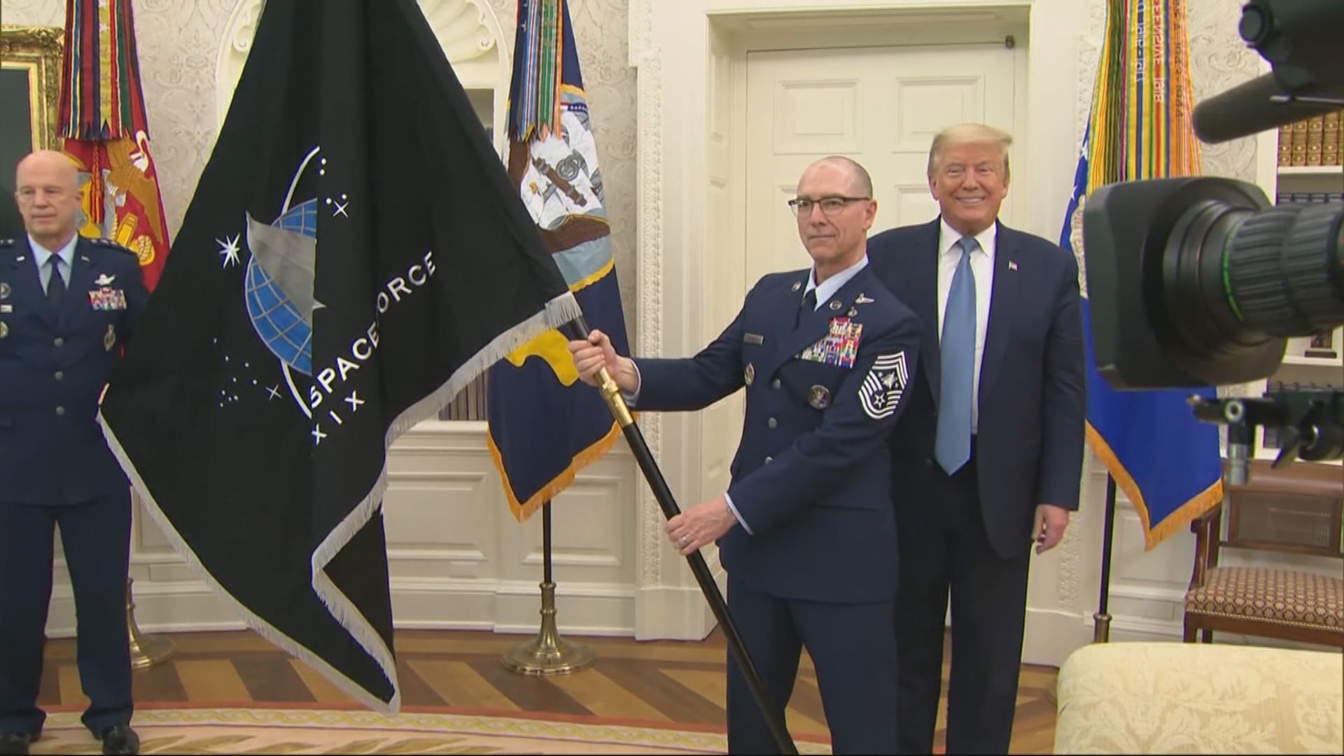 美國新成立太空軍展示軍旗