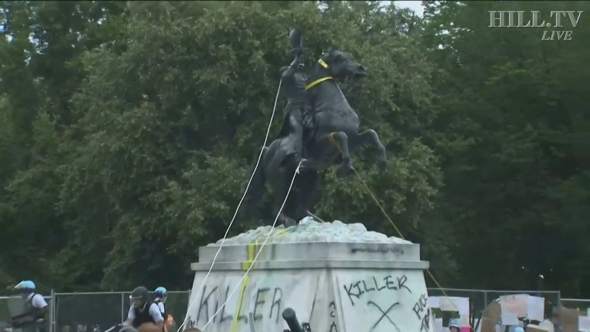 美國示威者企圖拉倒前總統傑克遜雕像