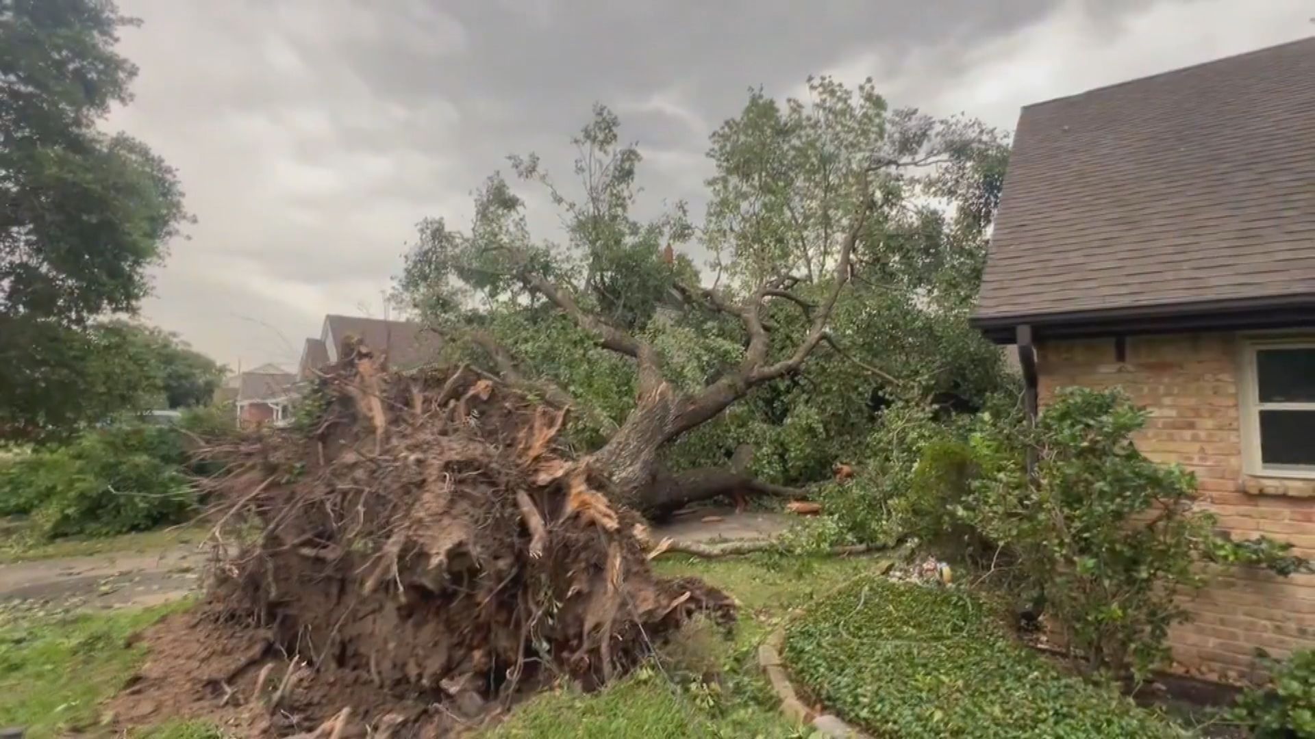 美國休斯敦遭龍捲風吹襲 最少七死 拜登發布災難聲明 動用聯邦資源救災