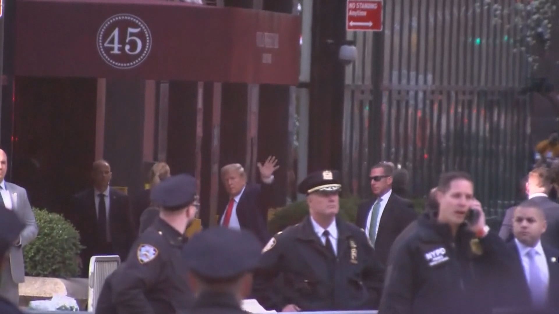 特朗普抵達紐約　周二將到曼哈頓刑事法院應訊