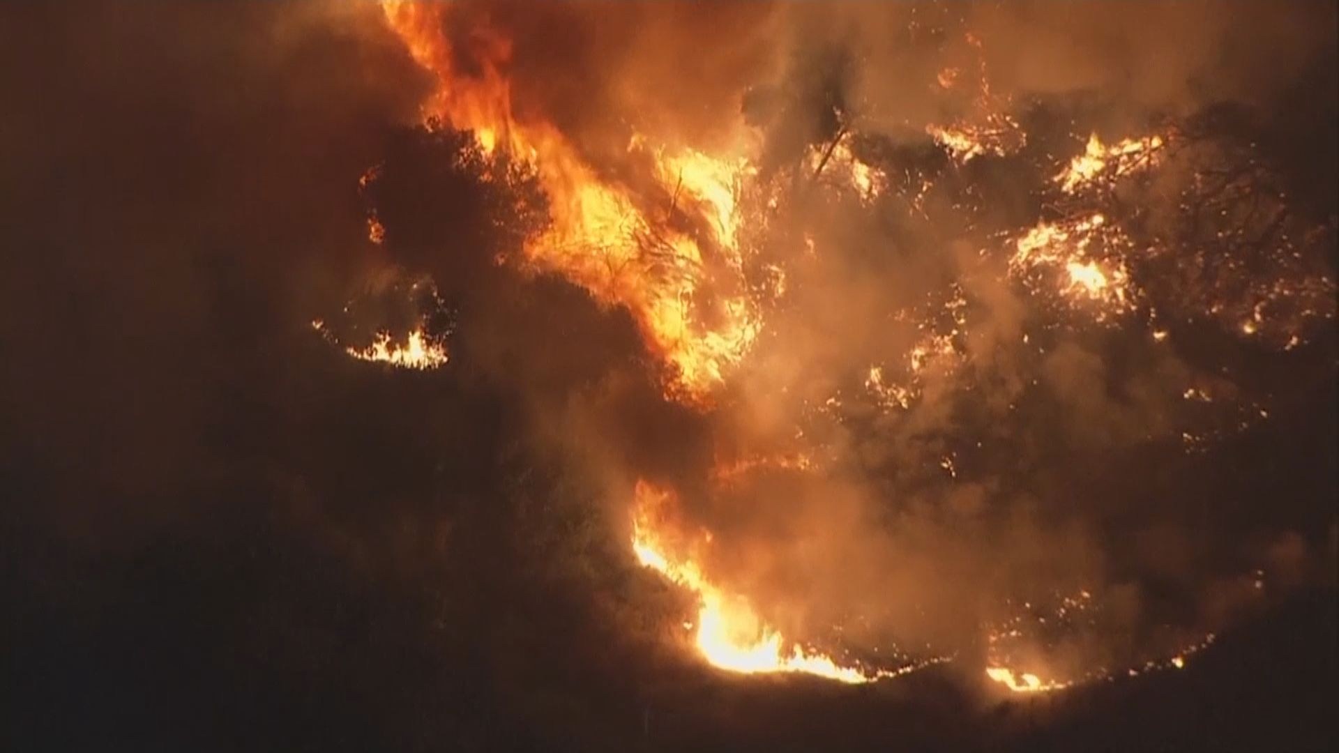 南加州山火面積一夜間倍增