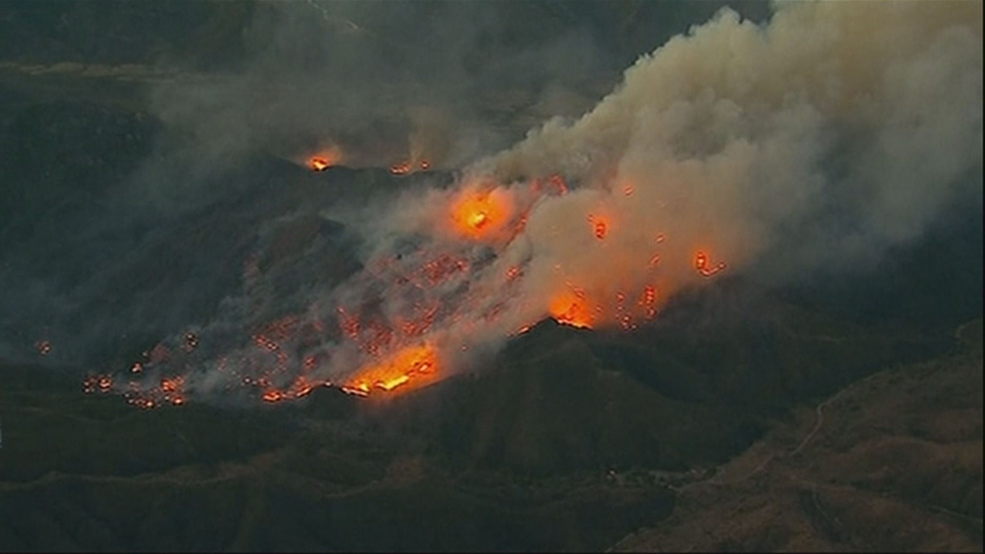 加州山火部分火場火勢再度加劇