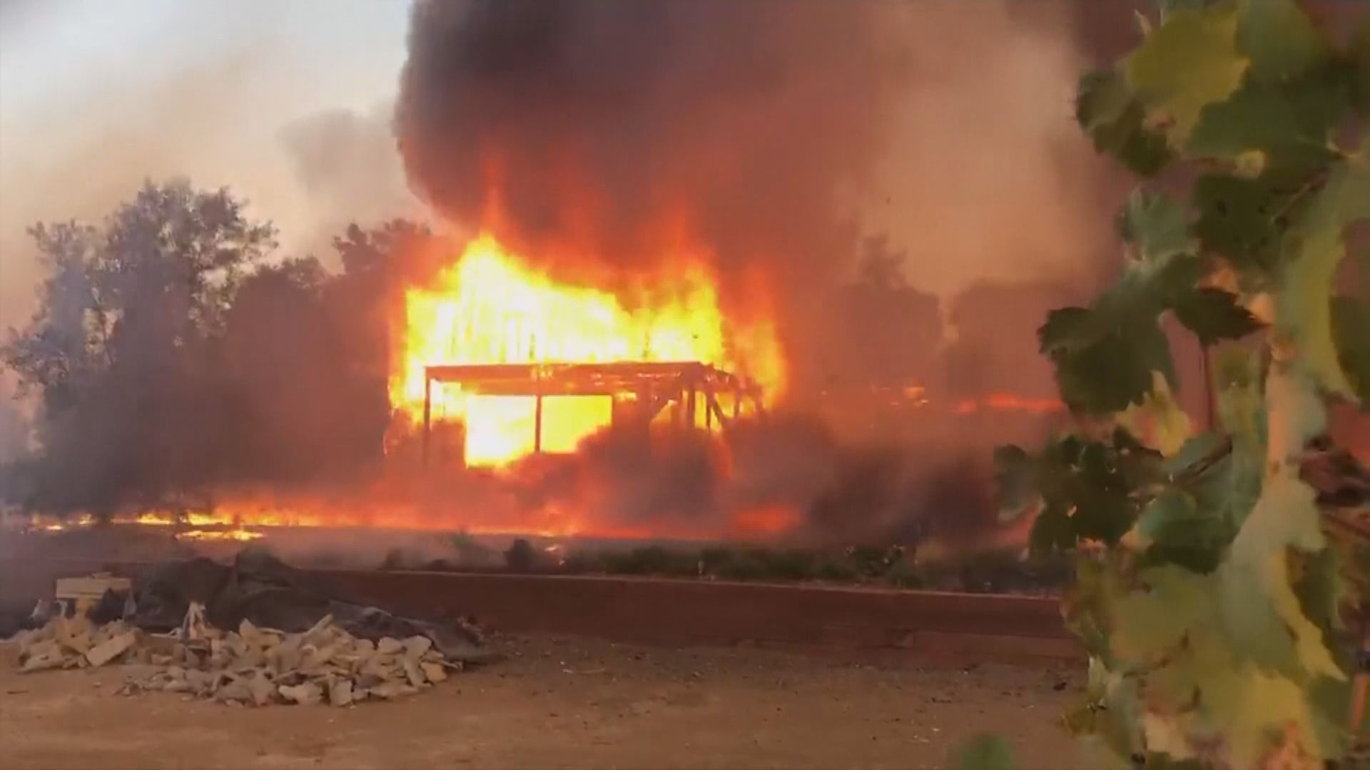 美國加州山火持續　十八萬人疏散