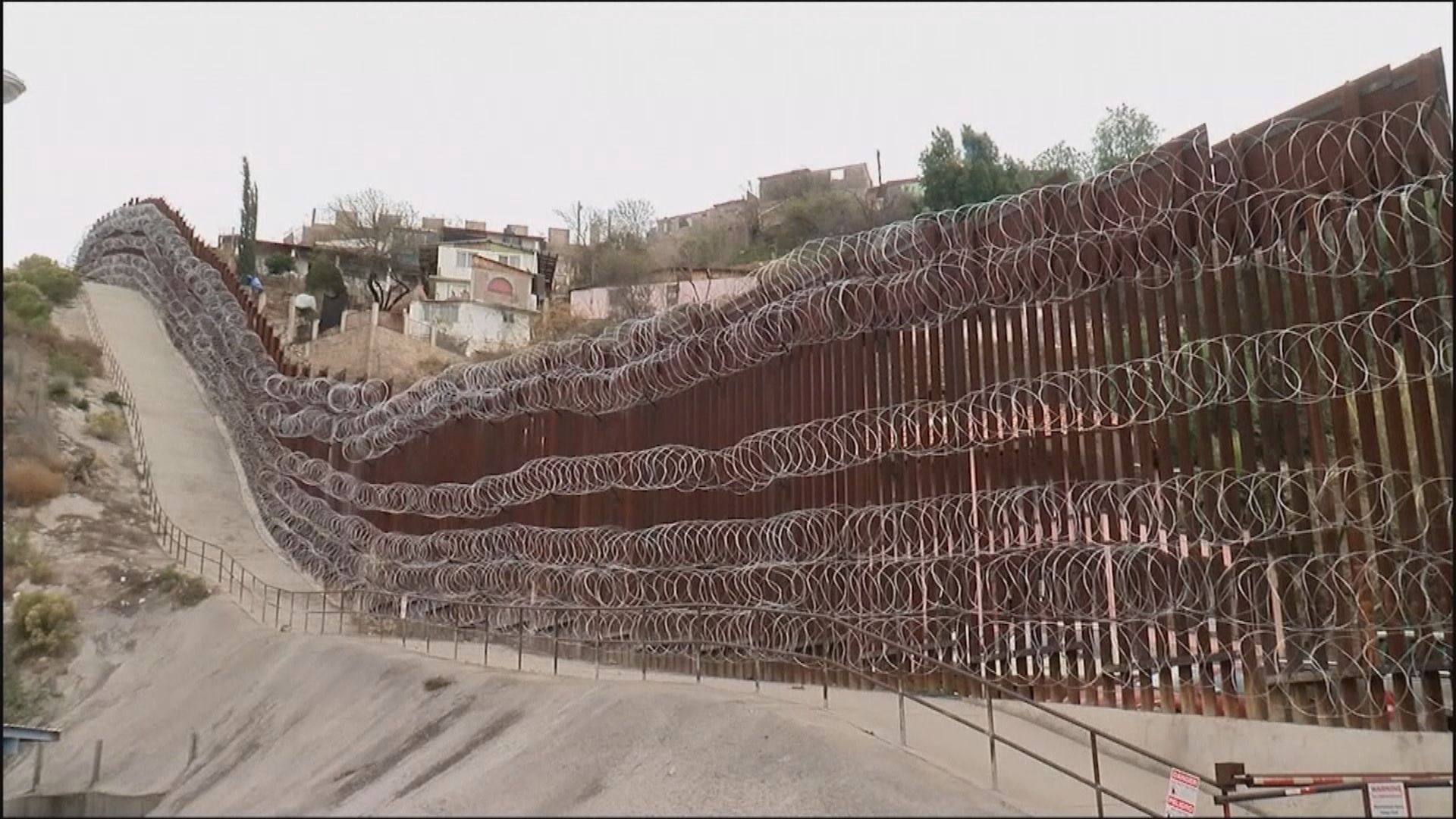 美國邊境圍欄加裝鐵絲網捱批