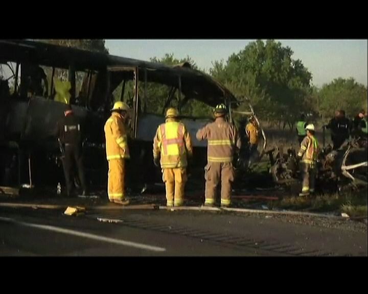 
加州貨車旅遊巴相撞多人死傷