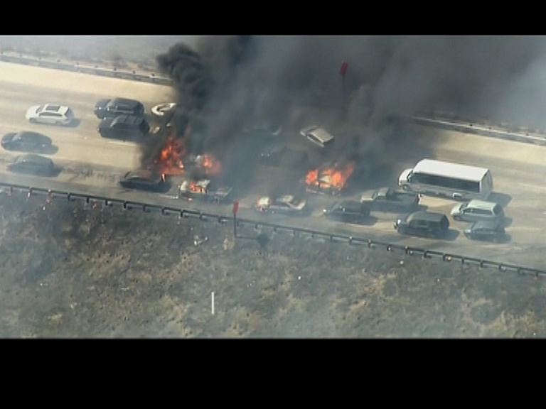 洛杉磯山火蔓延至公路汽車被焚