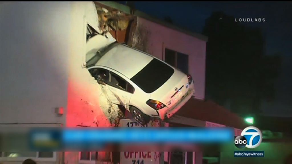 美國加州私家車失控撞入建築物一樓