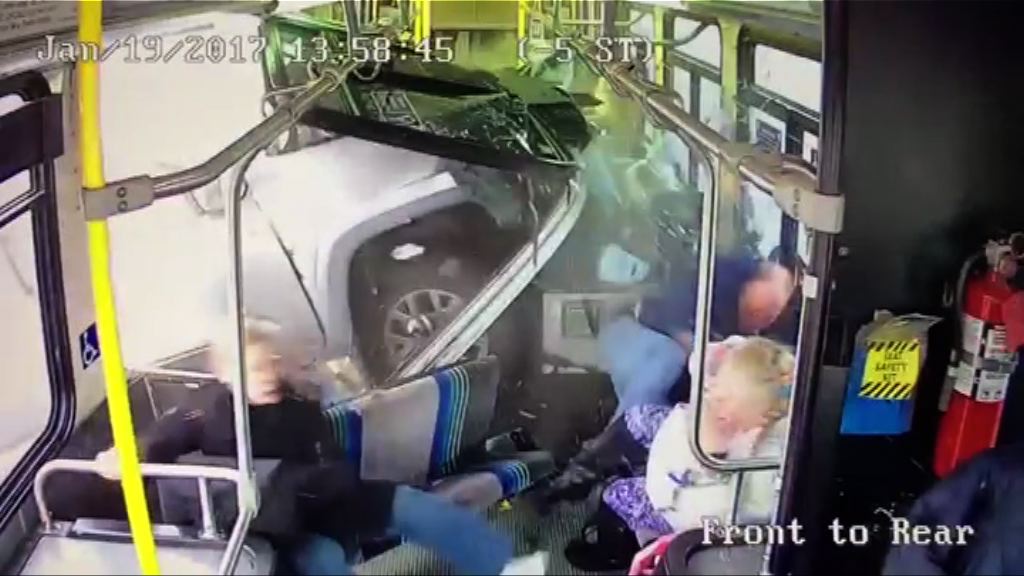 紐約州小型貨車撞巴士　乘客被撞離座位
