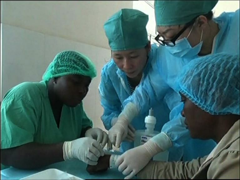 
英美均有醫護人員於塞拉利昂染伊波拉