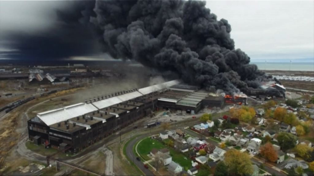 紐約工業區倉庫大火　逾百消防員救火