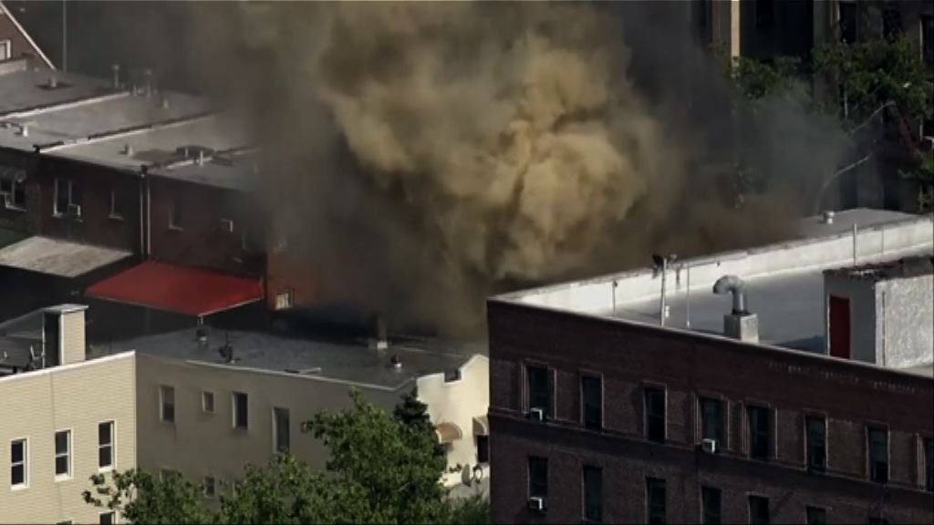 紐約住宅起火八名消防員傷
