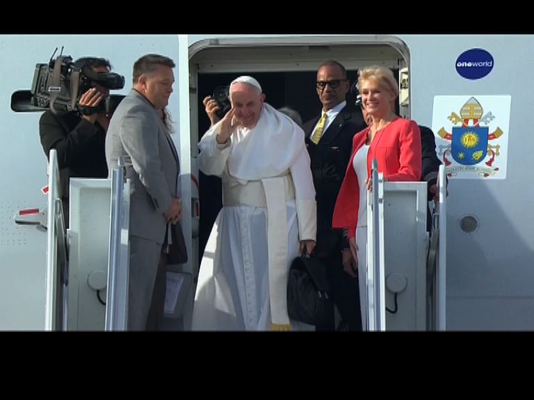 教宗登機赴費城險跌倒