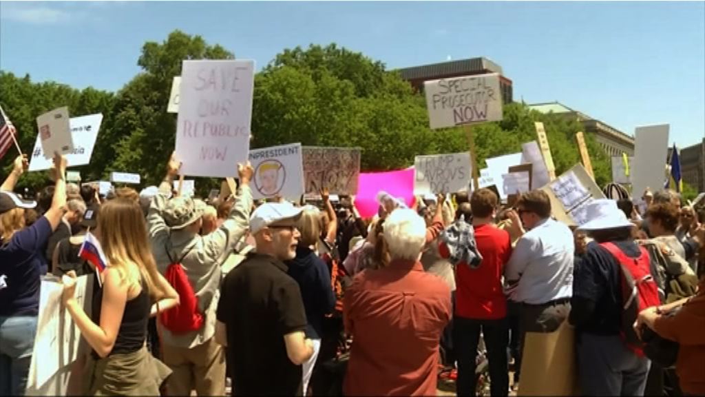 美白宮外有示威聚集抗議辭退科米