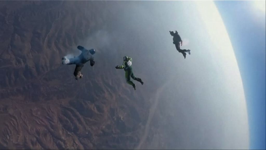 美國男子無降落傘高空躍下成功着陸