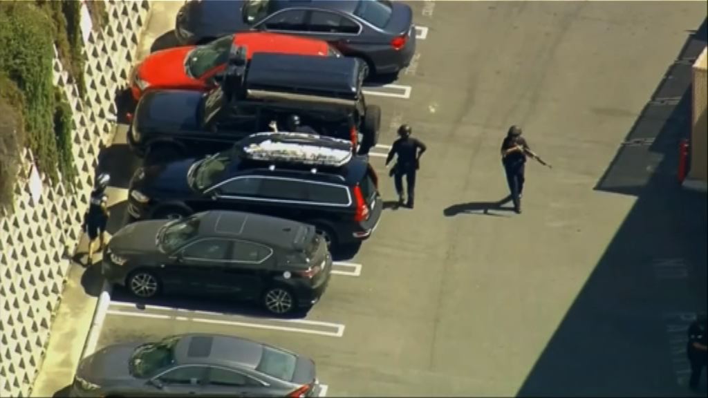 洛杉磯一間超市有槍手與警方對峙