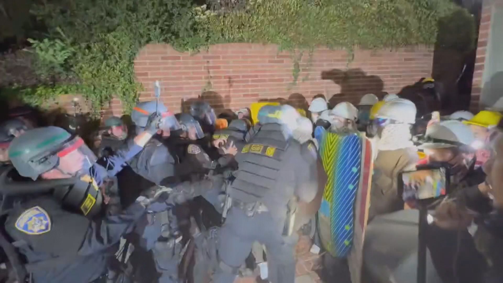 美國警方進入加州大學洛杉磯分校清場 引發衝突