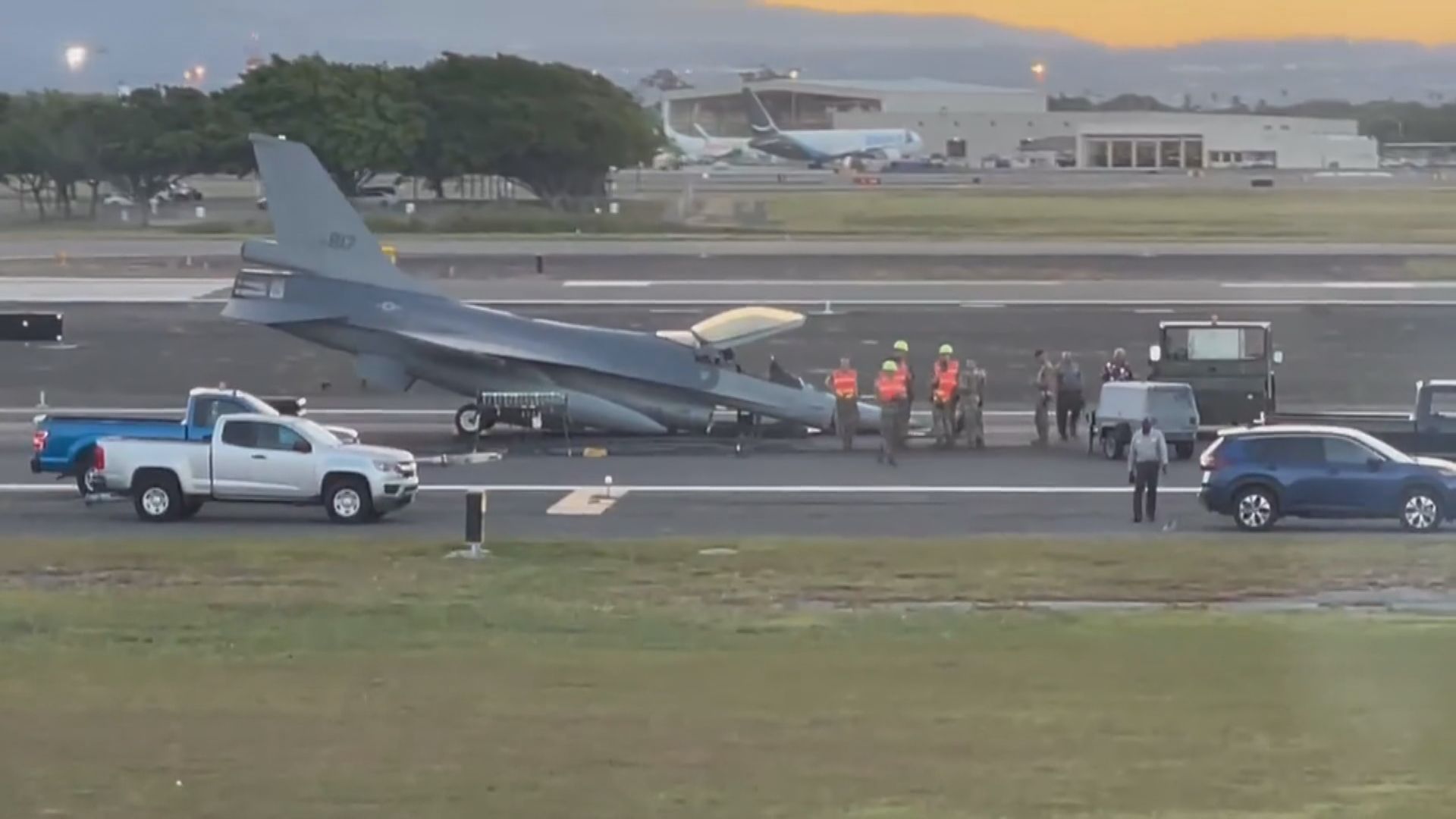 台軍F-16A戰機起落架故障急降夏威夷